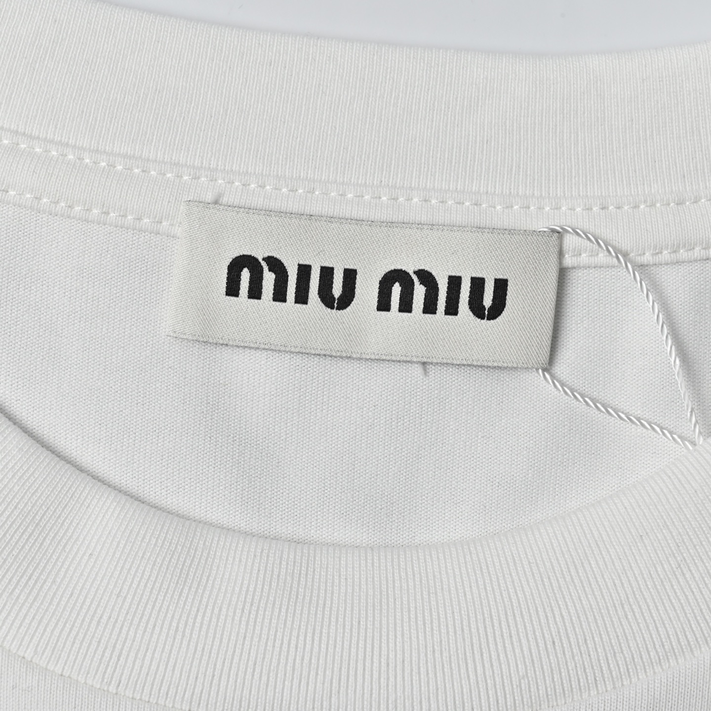 Miumiu缪缪25SS小刺绣纯色长袖