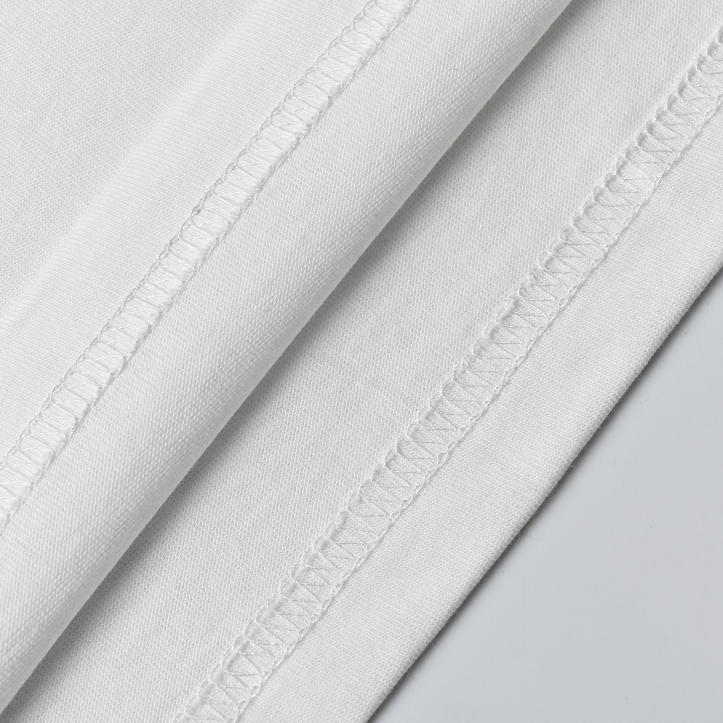 Gucci/古驰 25ss 浮雕压花字母印花短袖 黑色 白色-Chinese UA Cheap High Quatity Brand Clothes Bags handbags Sneakers wholesale wholesaler seller from China Factory suppliers Fashion Clothing Shoes best Quality Beautiful Price Gucci/古驰 25ss 浮雕压花字母印花短袖 黑色 白色