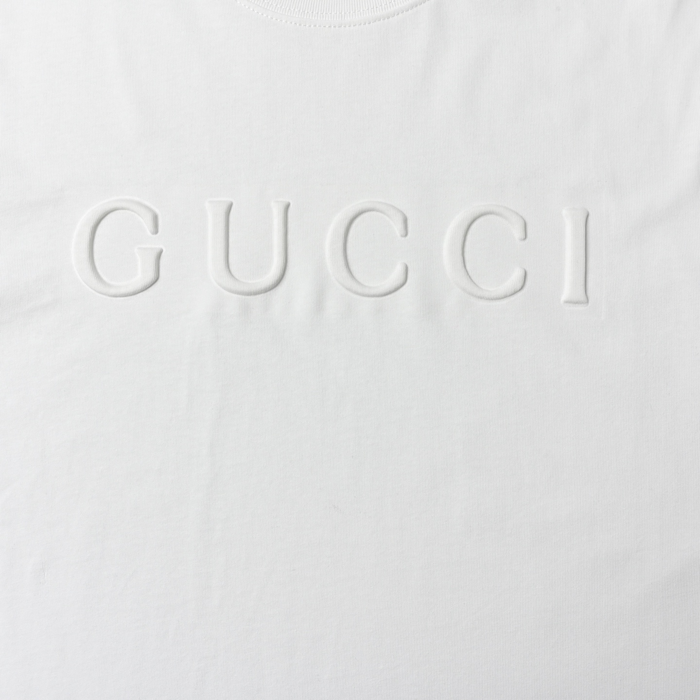 Gucci/古驰 25ss 浮雕压花字母印花短袖 黑色 白色-Chinese UA Cheap High Quatity Brand Clothes Bags handbags Sneakers wholesale wholesaler seller from China Factory suppliers Fashion Clothing Shoes best Quality Beautiful Price Gucci/古驰 25ss 浮雕压花字母印花短袖 黑色 白色