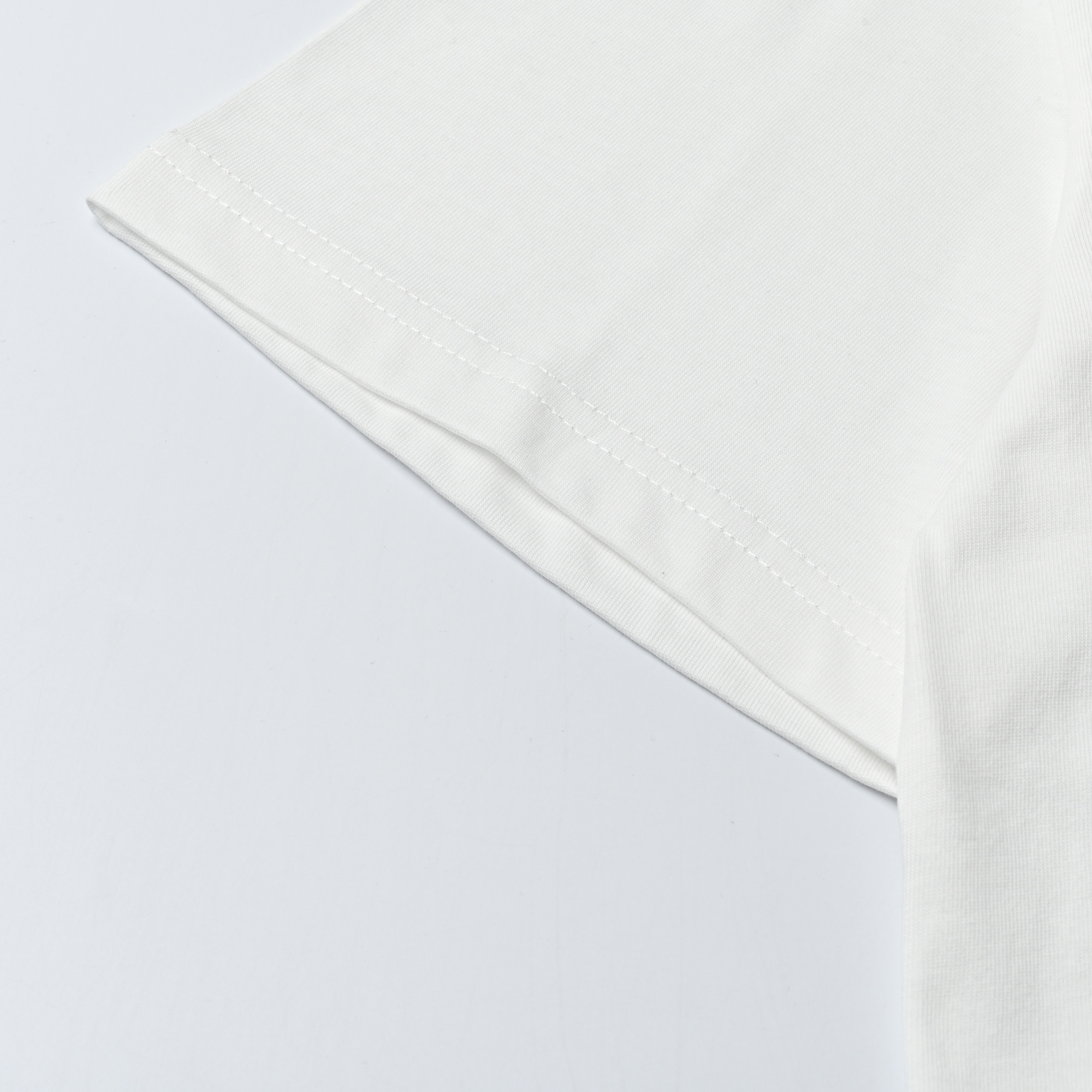 Gucci/古驰 25ss 浮雕压花字母印花短袖 黑色 白色-Chinese UA Cheap High Quatity Brand Clothes Bags handbags Sneakers wholesale wholesaler seller from China Factory suppliers Fashion Clothing Shoes best Quality Beautiful Price Gucci/古驰 25ss 浮雕压花字母印花短袖 黑色 白色