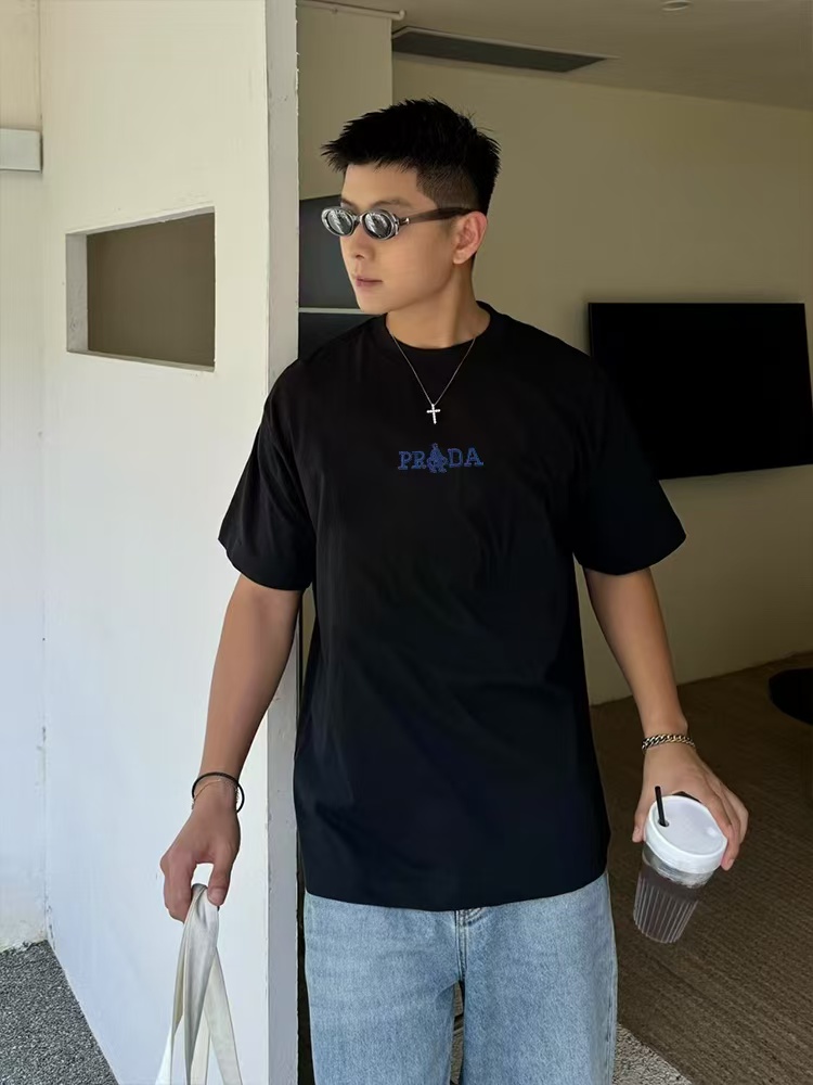 Prada普拉达 25ss春夏款个性蓝色字母刺绣logo圆领短袖 上身效果#
