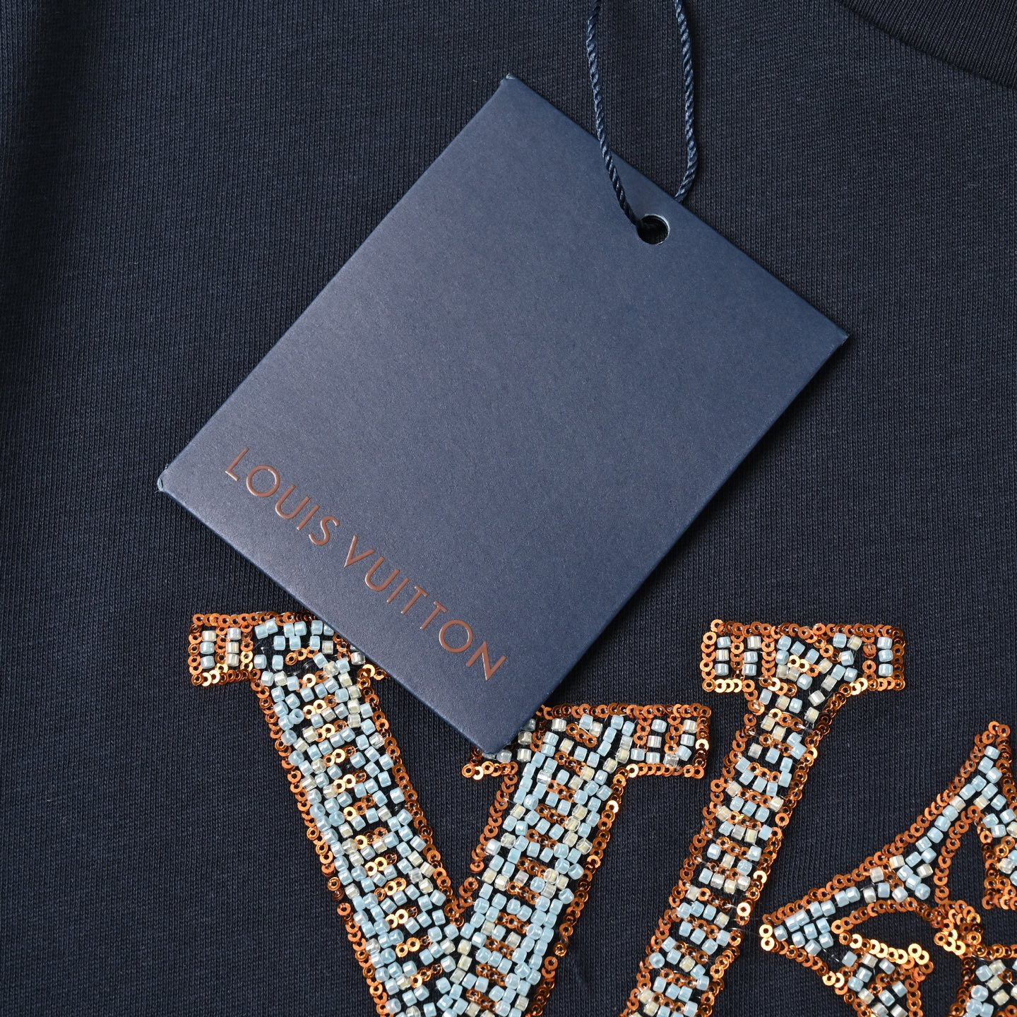 Louis Vuitton路易威登春夏系列菲董发布会珠片Logo渐变字母T恤