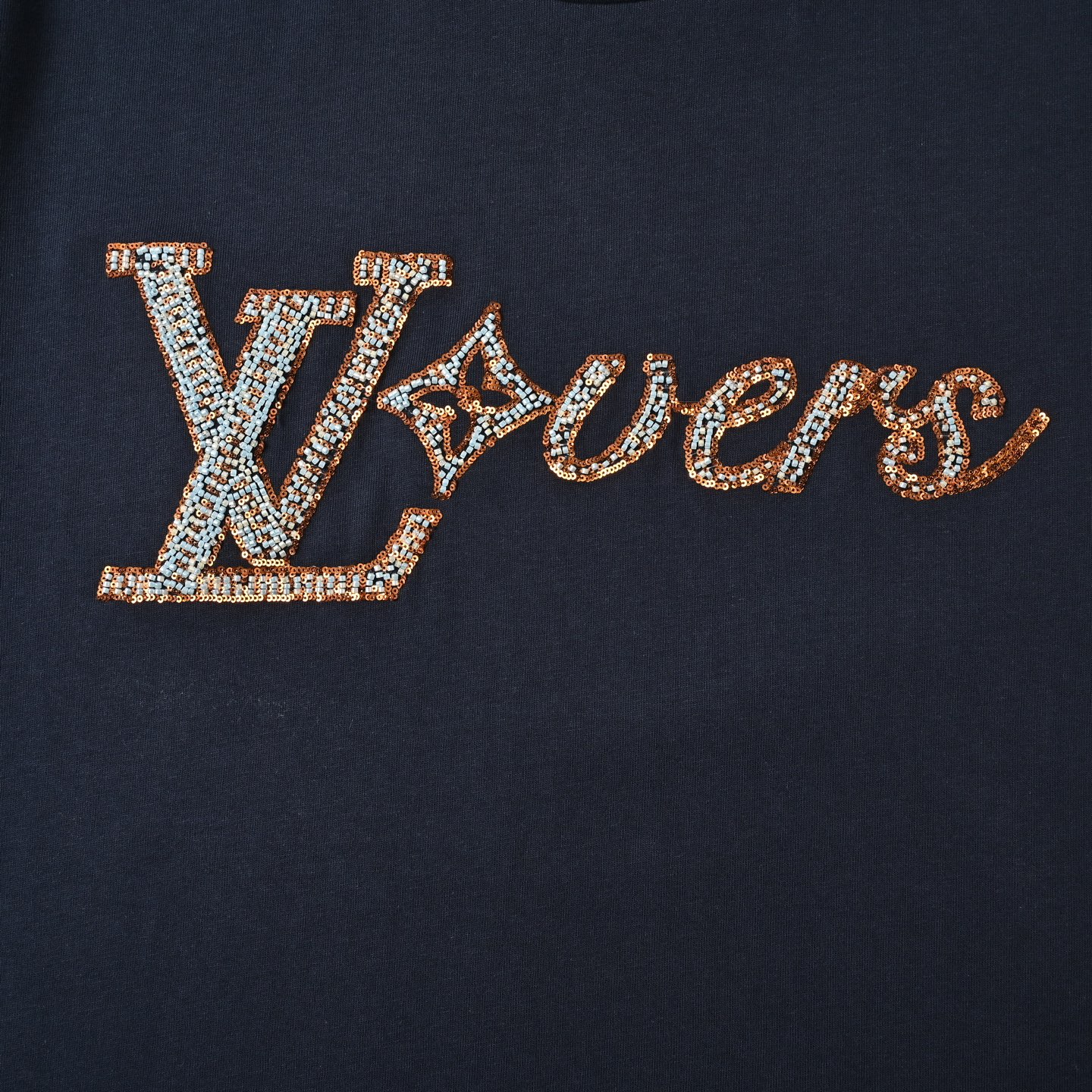 Louis Vuitton路易威登春夏系列菲董发布会珠片Logo渐变字母T恤