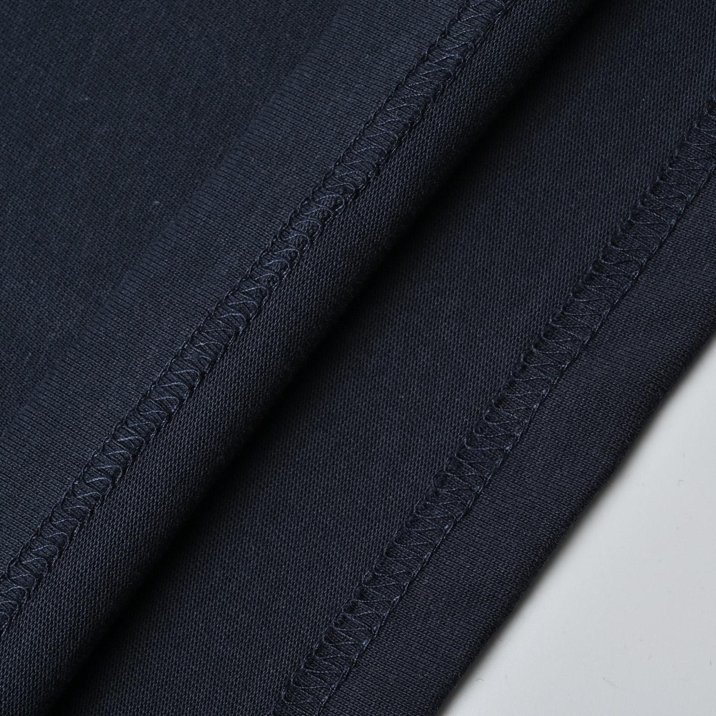 Louis Vuitton路易威登春夏系列菲董发布会珠片Logo渐变字母T恤