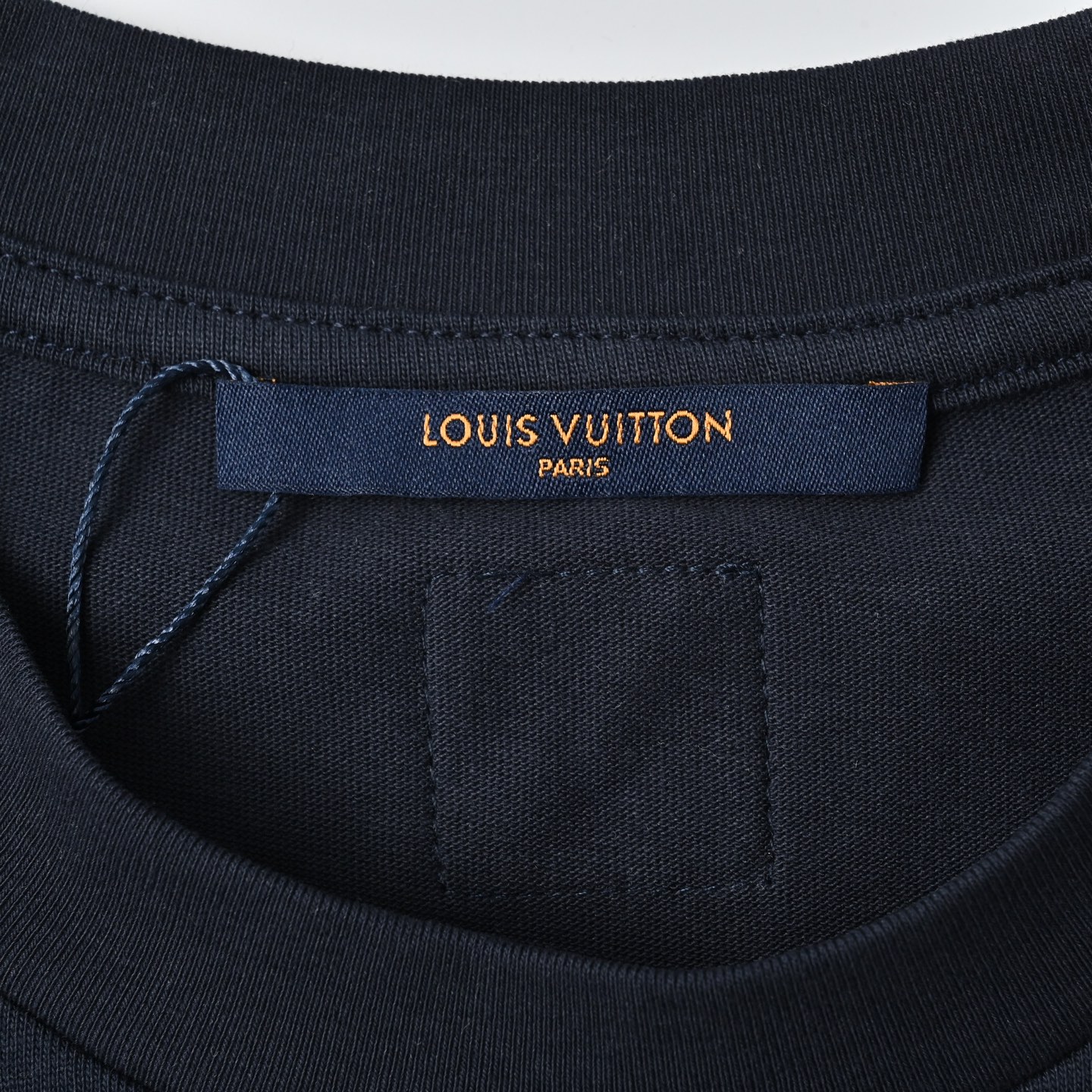 Louis Vuitton路易威登春夏系列菲董发布会珠片Logo渐变字母T恤