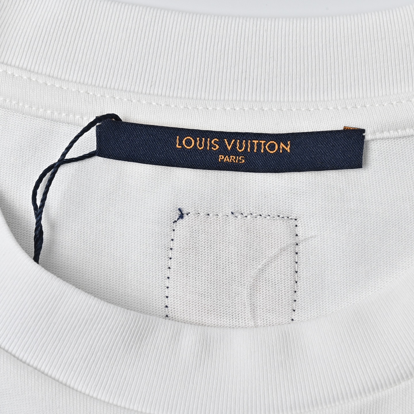 Louis Vuitton路易威登春夏系列菲董发布会珠片Logo渐变字母T恤