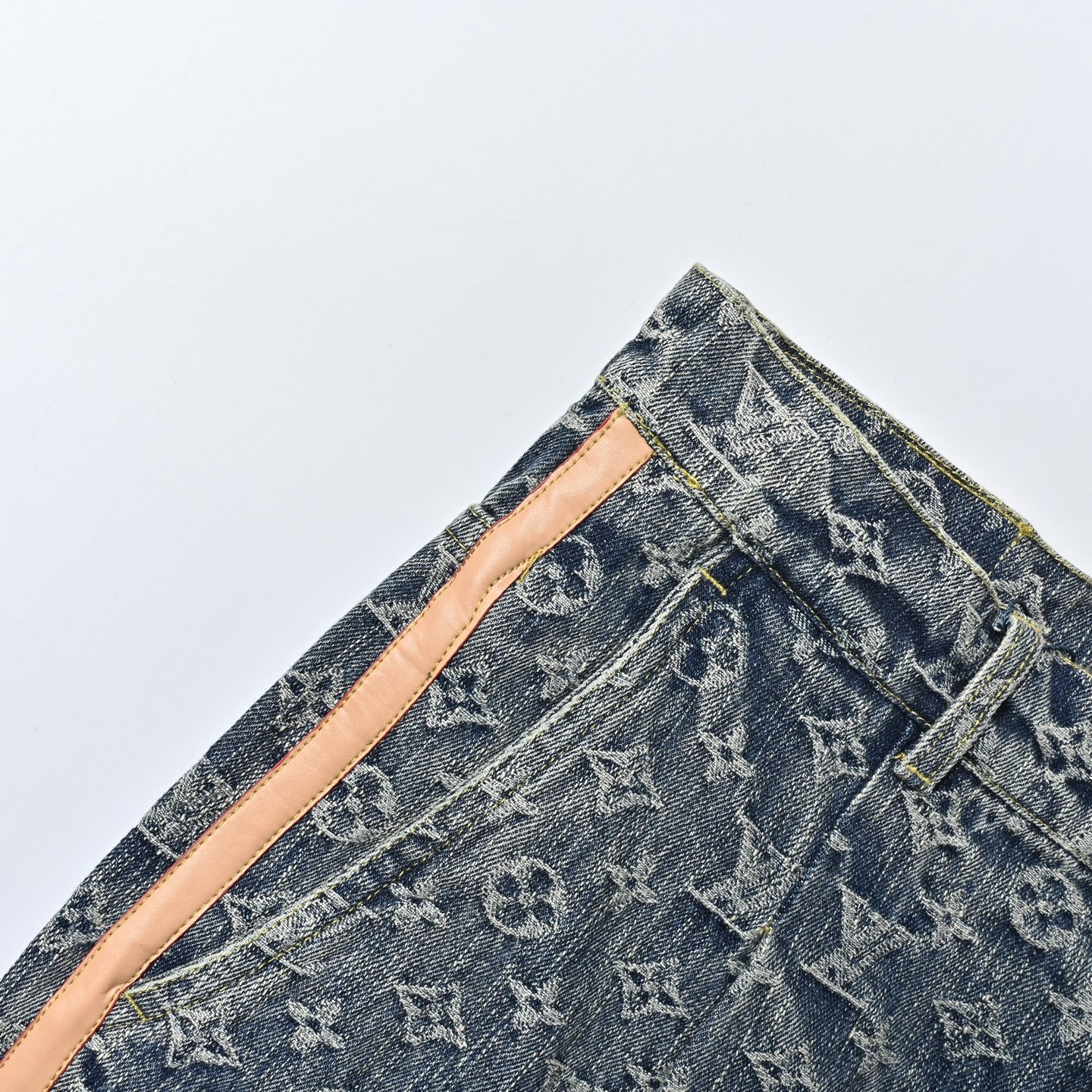 Louis Vuitton 路易威登 25SS 提花满印皮边饰带牛仔裤