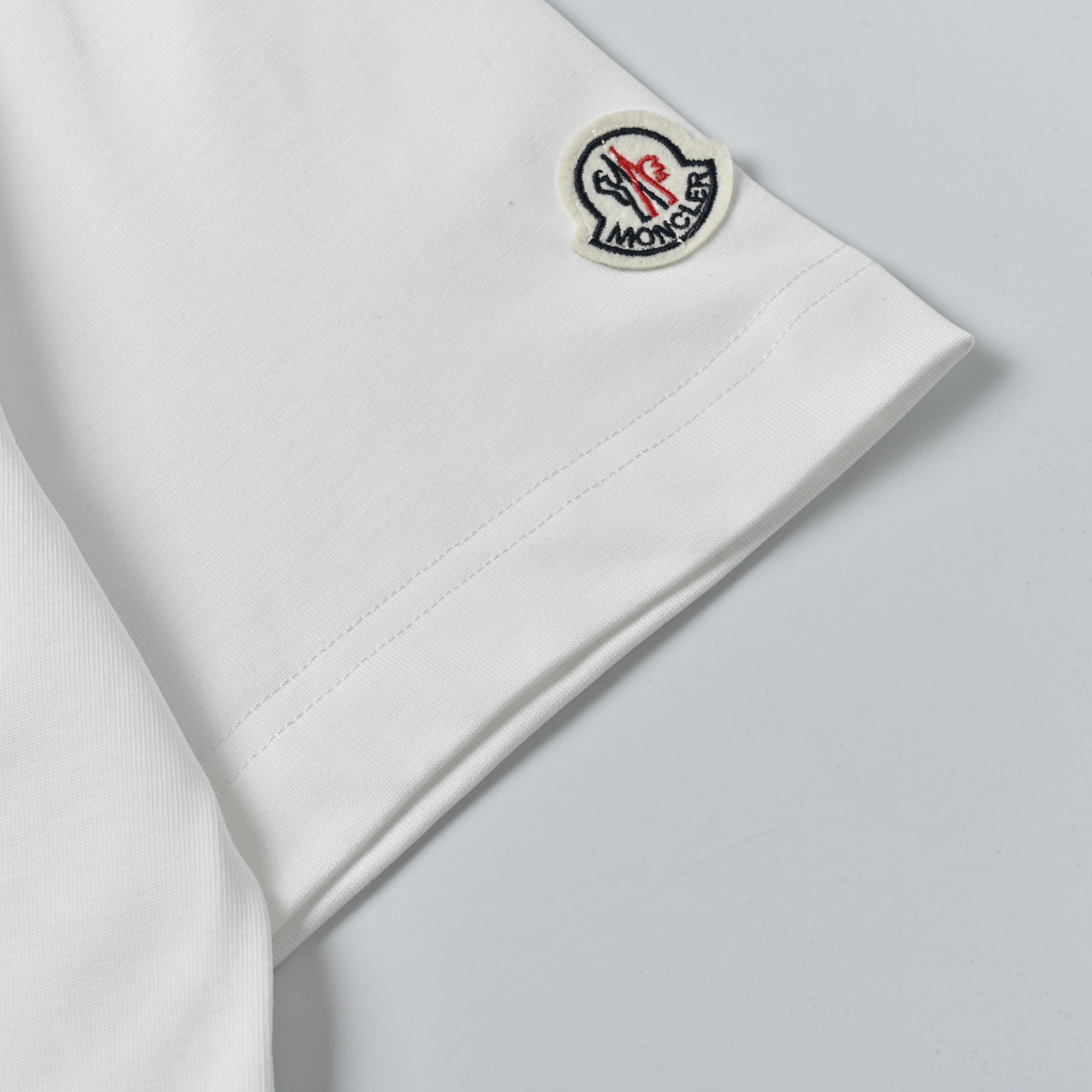 MONCLER/蒙口 英文短句短袖T恤-Chinese UA Cheap High Quatity Brand Clothes Bags handbags Sneakers wholesale wholesaler seller from China Factory suppliers Fashion Clothing Shoes best Quality Beautiful Price MONCLER/蒙口 英文短句短袖T恤