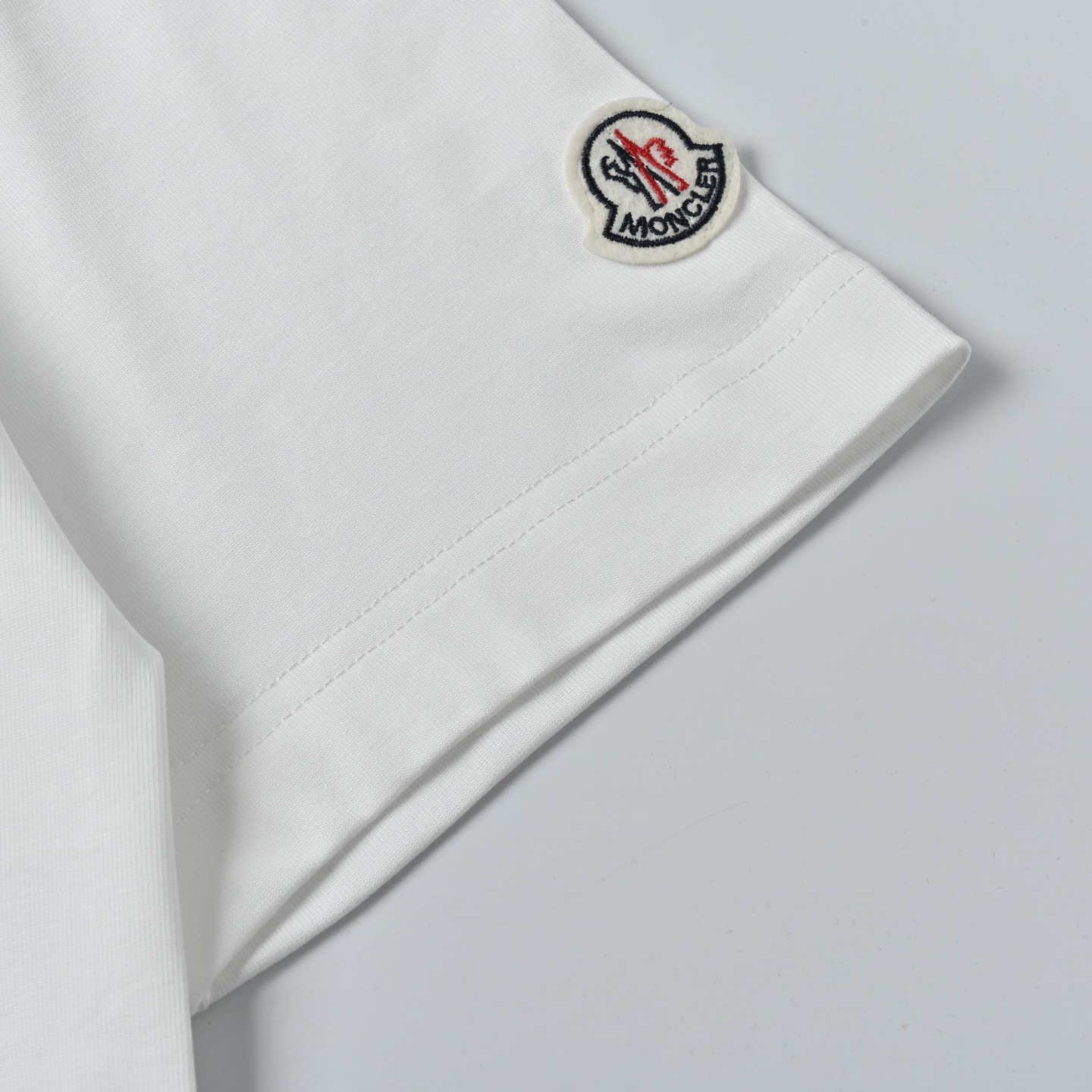 MONCLER 蒙口 2025新款 数字字母logo定制袖章短袖t恤-Chinese UA Cheap High Quatity Brand Clothes Bags handbags Sneakers wholesale wholesaler seller from China Factory suppliers Fashion Clothing Shoes best Quality Beautiful Price MONCLER 蒙口 2025新款 数字字母logo定制袖章短袖t恤