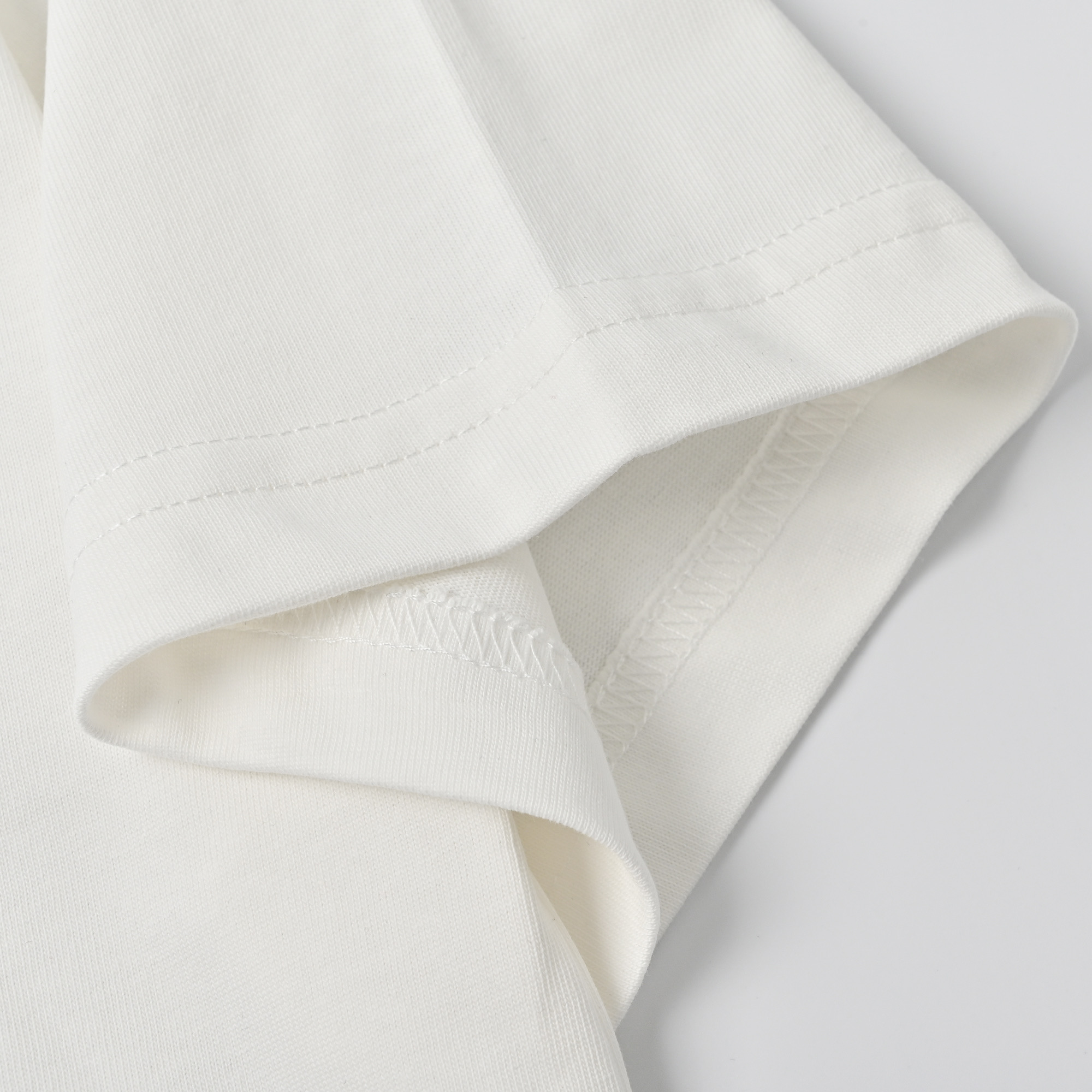 Gucci 古驰 数码字母logo高克重印花短袖T恤