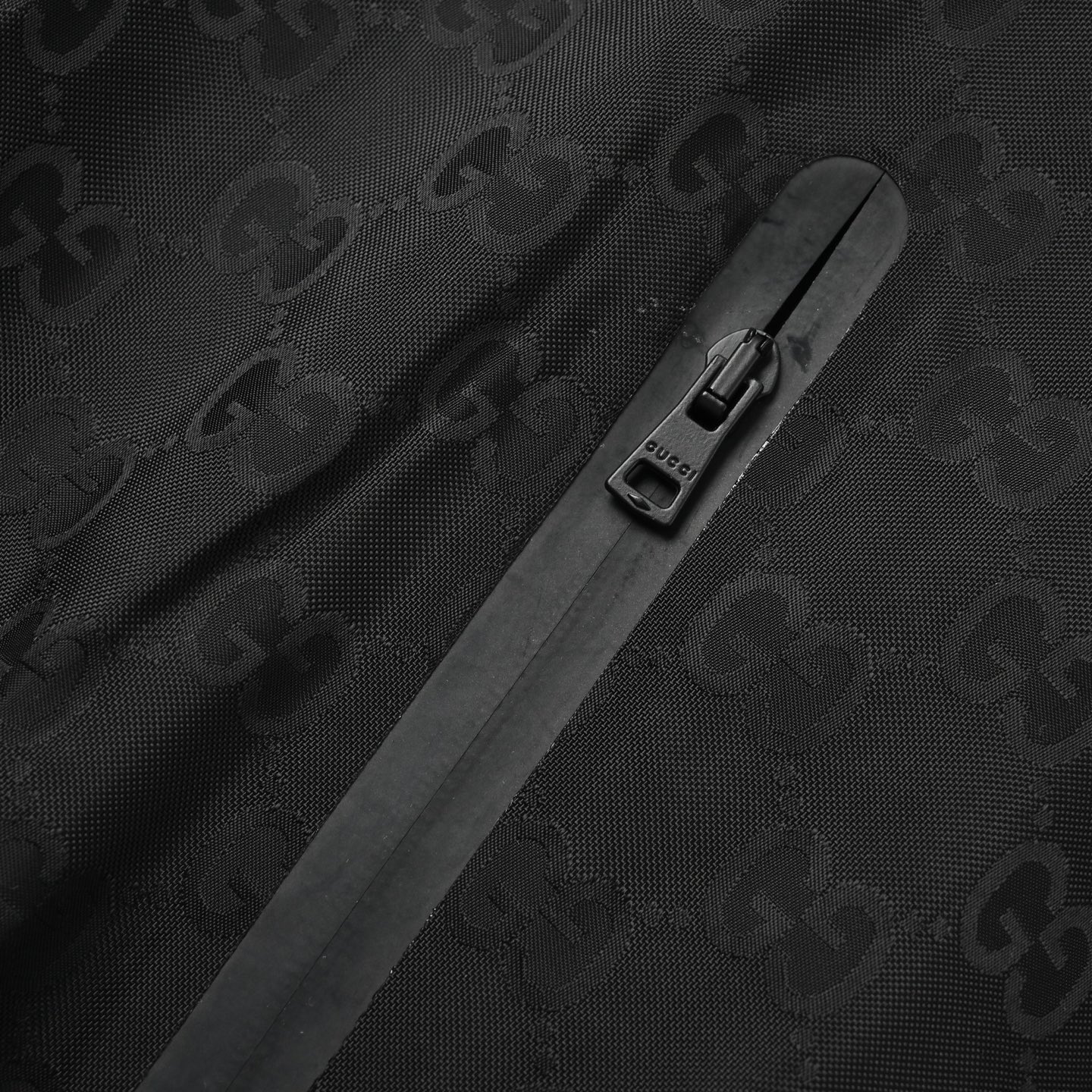 Gucci 古驰 满印连帽休闲夹克外套 轻质GG尼龙提花 领口织带