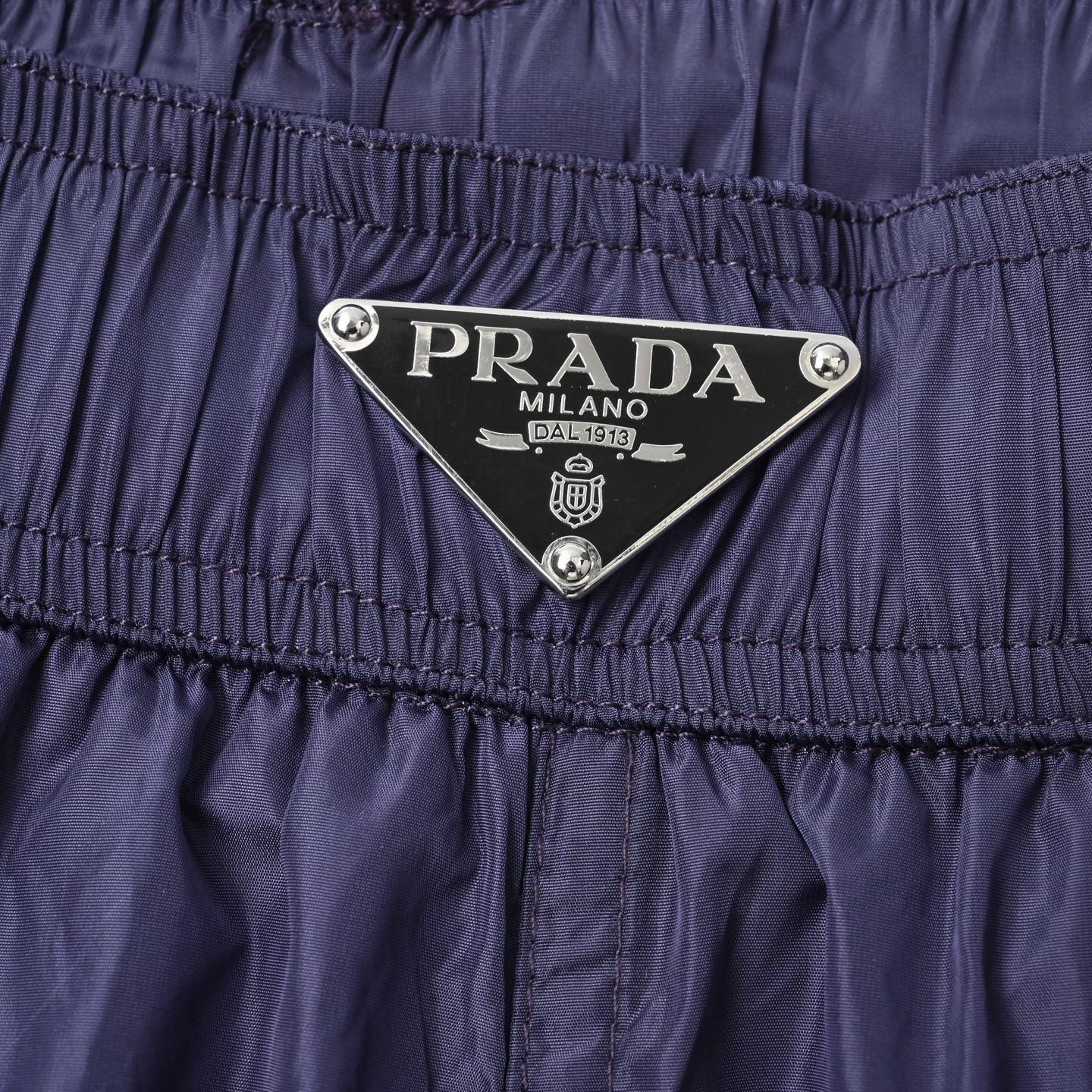 Prada 普拉达 它采用了高品质的尼龙材质