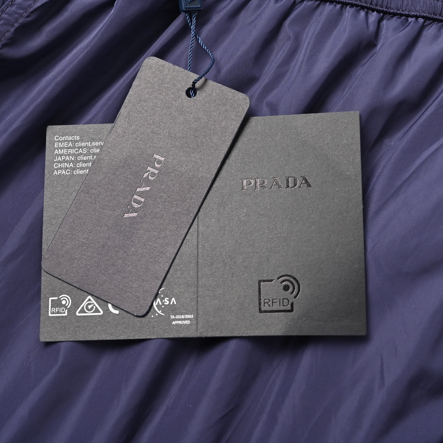 Prada 普拉达 它采用了高品质的尼龙材质