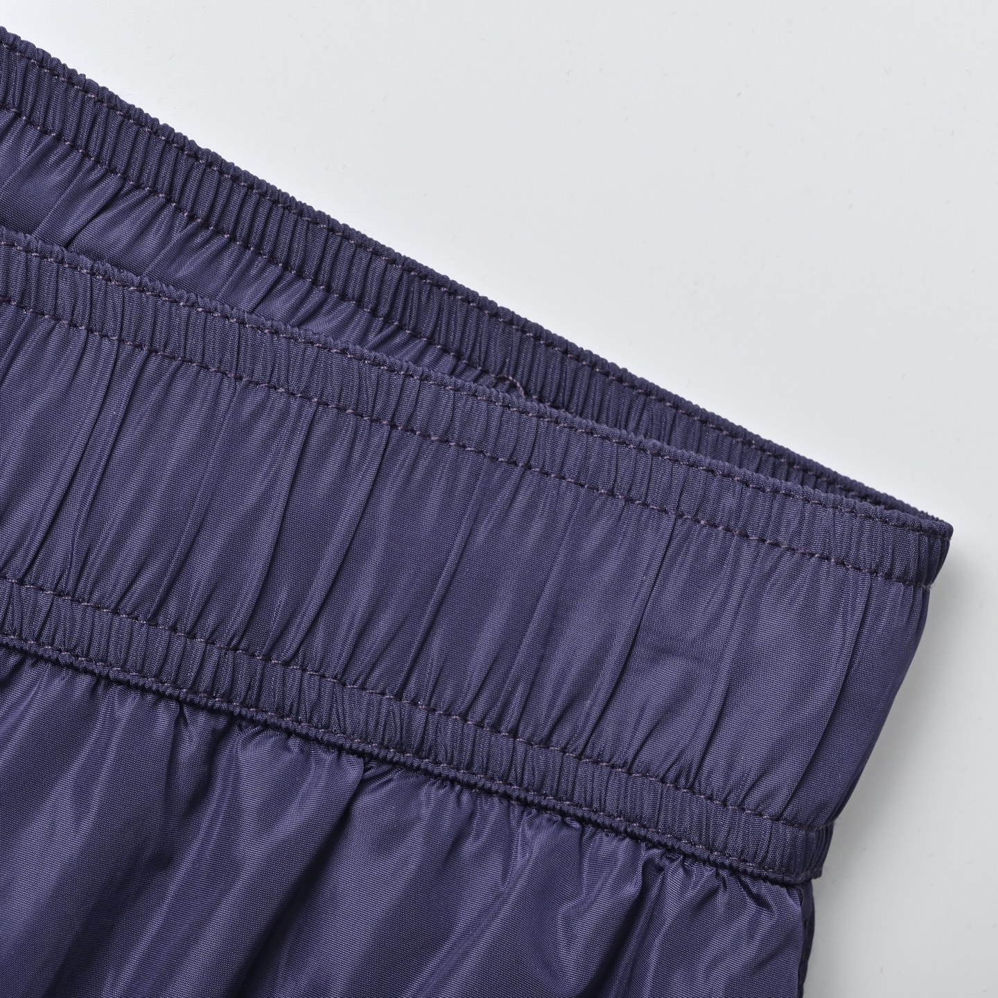 Prada 普拉达 它采用了高品质的尼龙材质