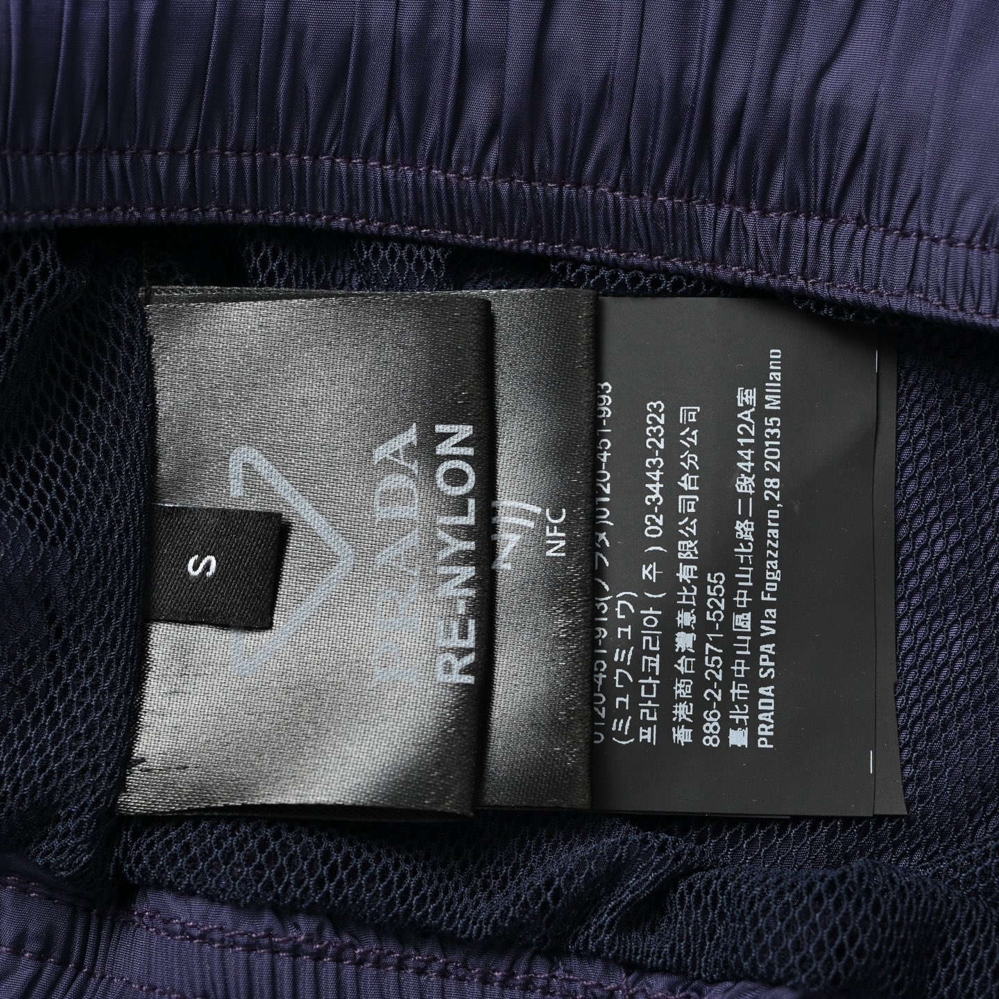 Prada 普拉达 它采用了高品质的尼龙材质