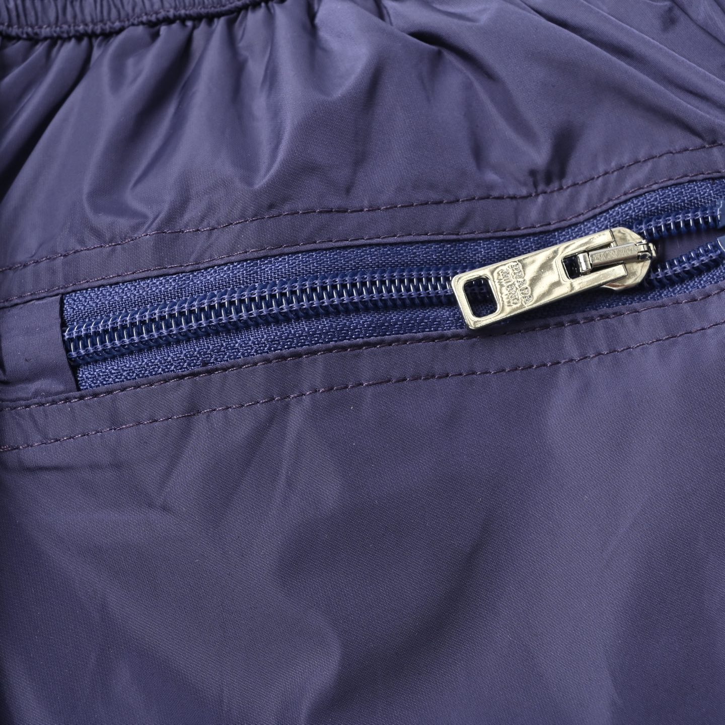 Prada 普拉达 它采用了高品质的尼龙材质