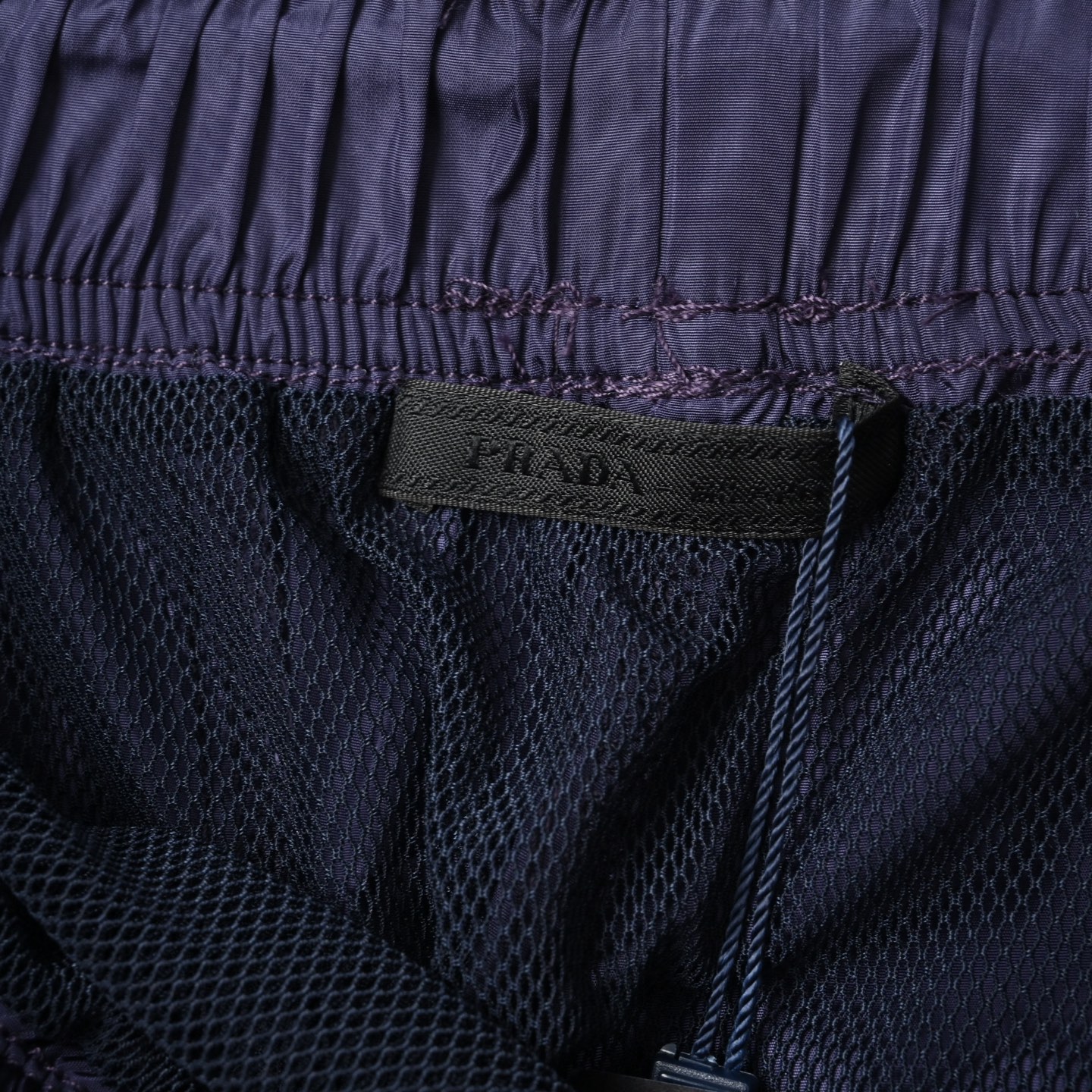 Prada 普拉达 它采用了高品质的尼龙材质