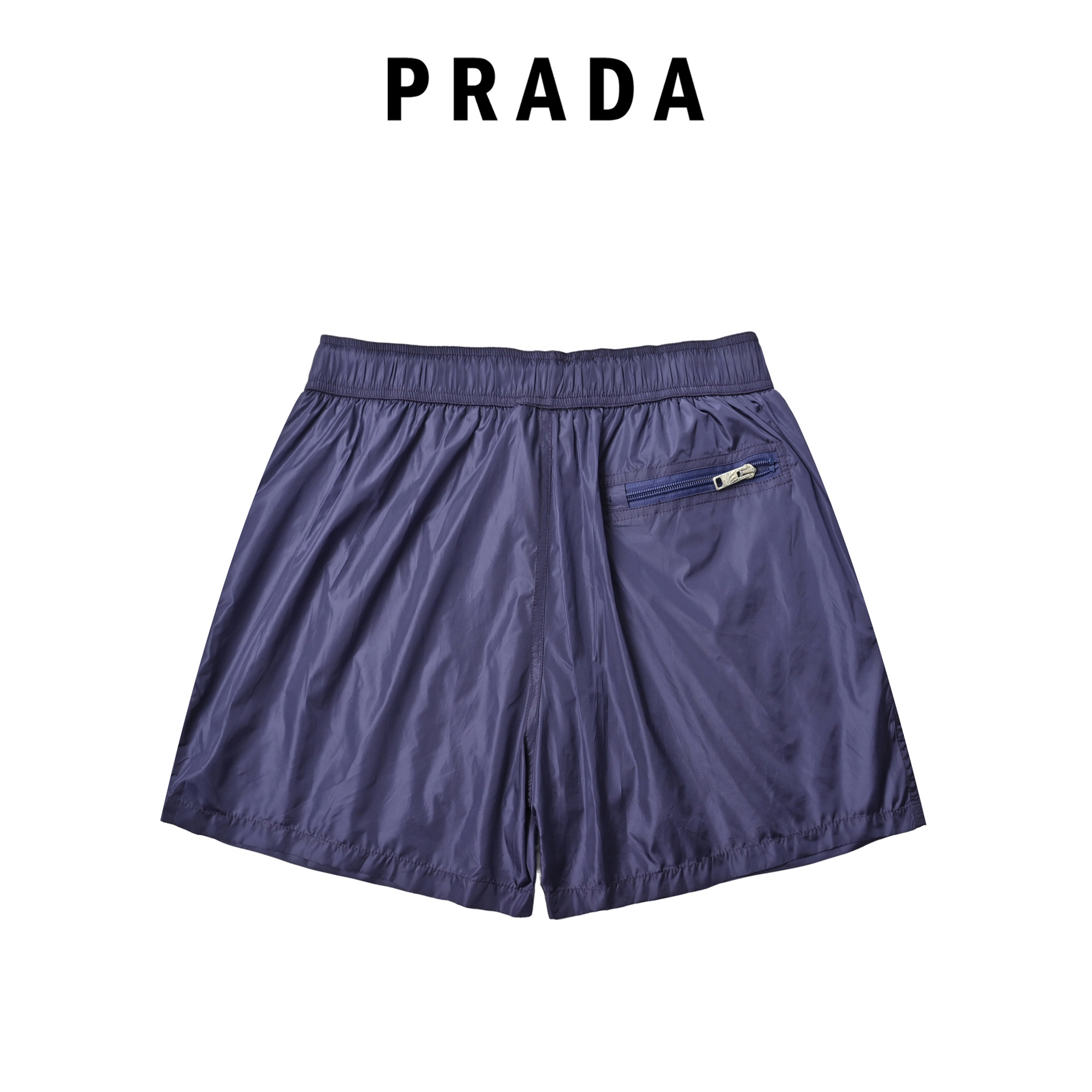 Prada 普拉达 它采用了高品质的尼龙材质