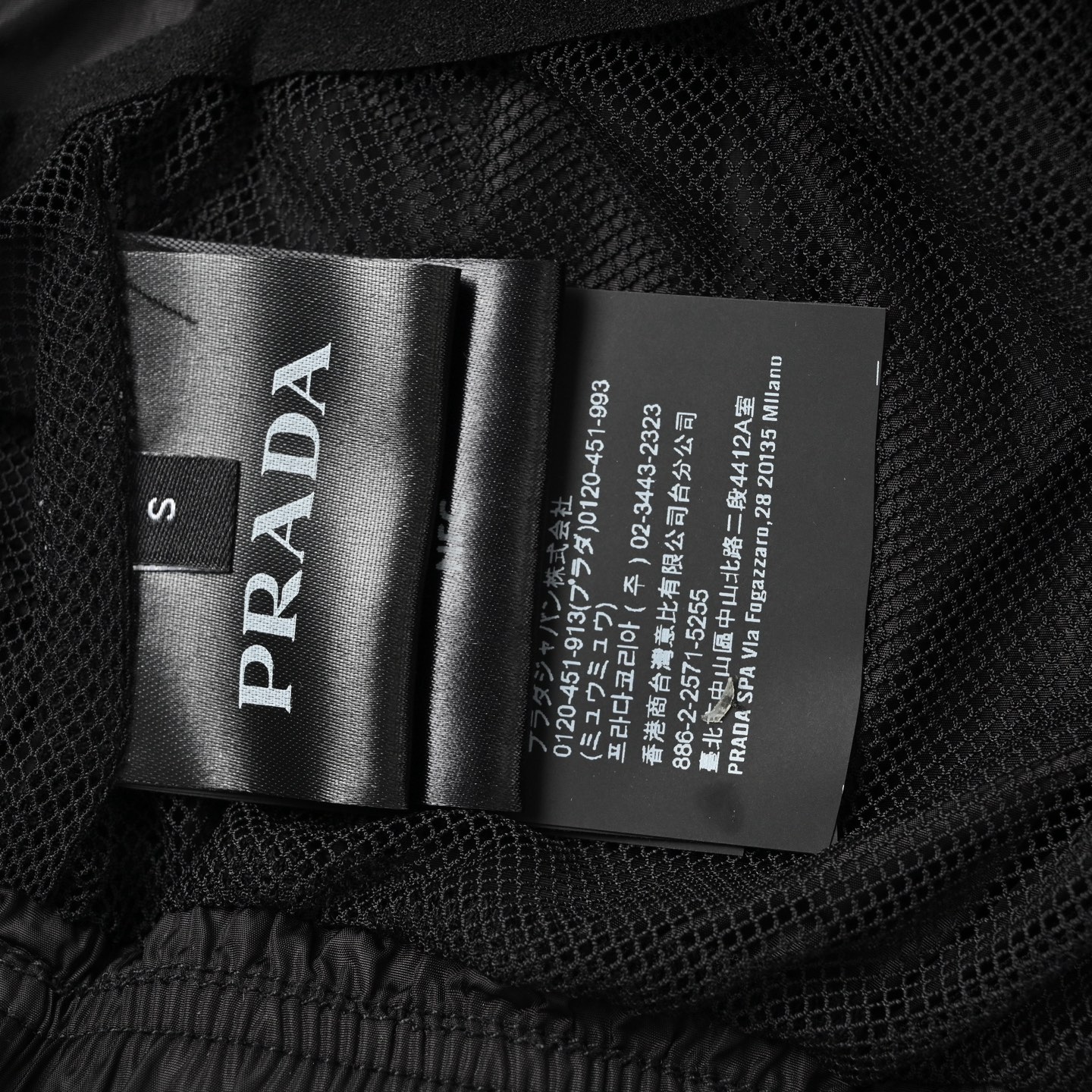 Prada 普拉达 它采用了高品质的尼龙材质 黑色简约大气 短裤