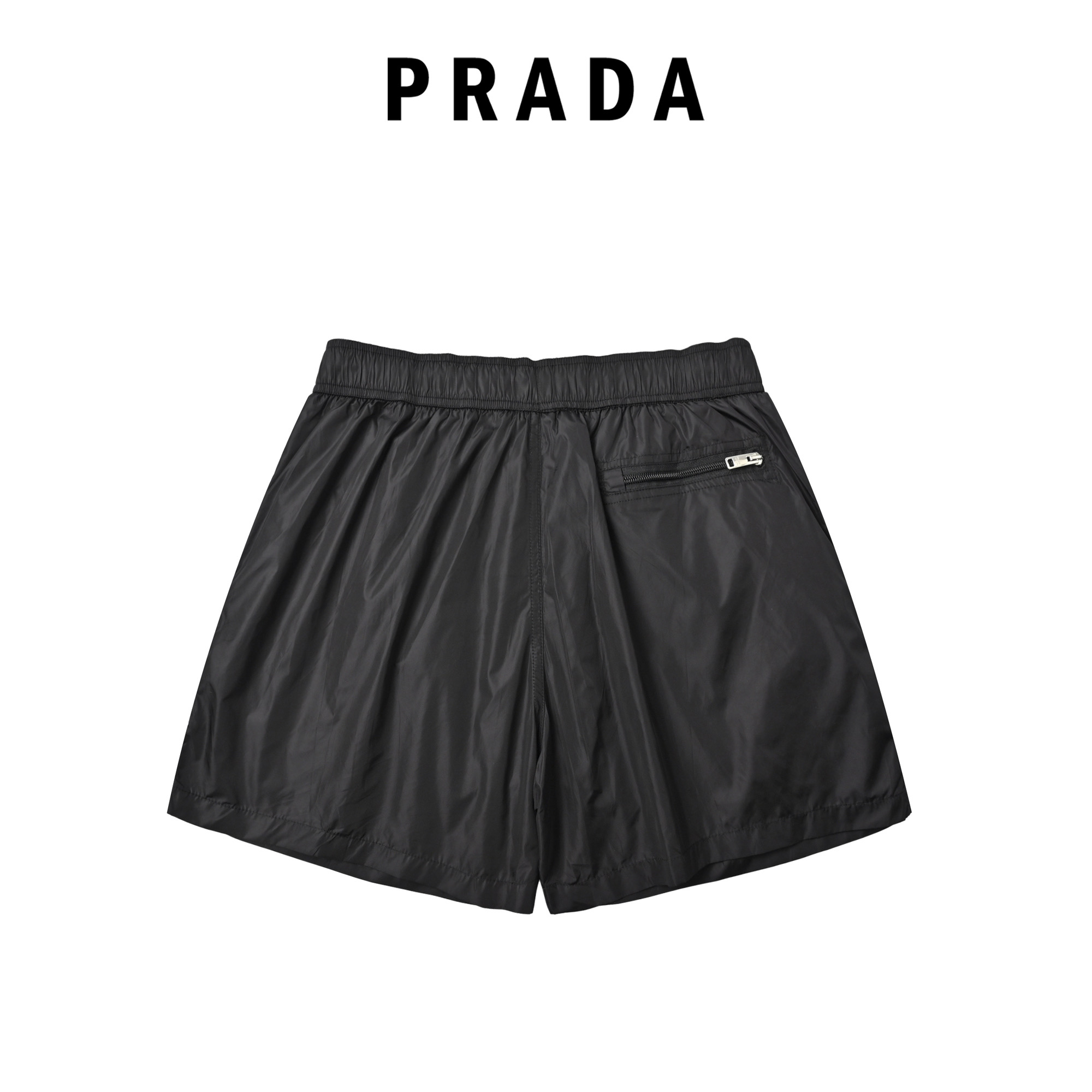 Prada 普拉达 它采用了高品质的尼龙材质 黑色简约大气 短裤