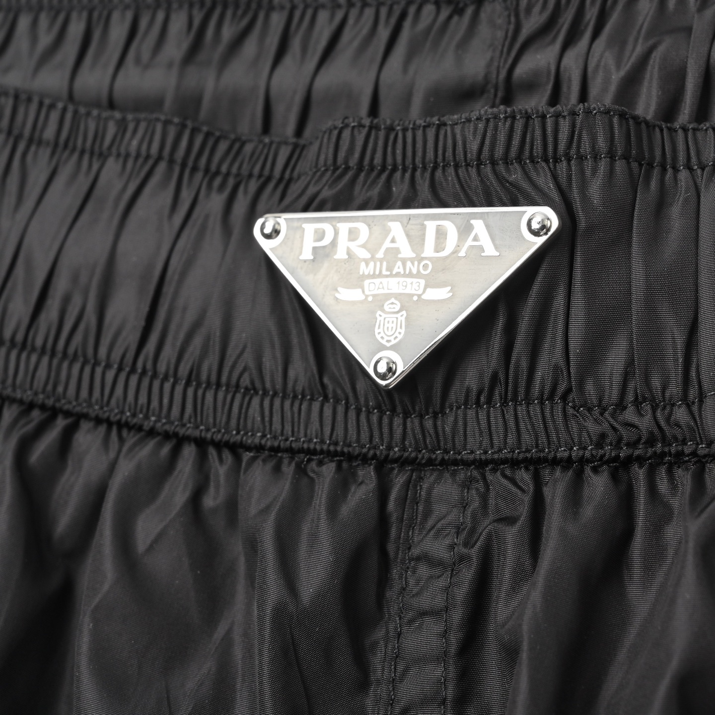 Prada 普拉达 它采用了高品质的尼龙材质 黑色简约大气 短裤
