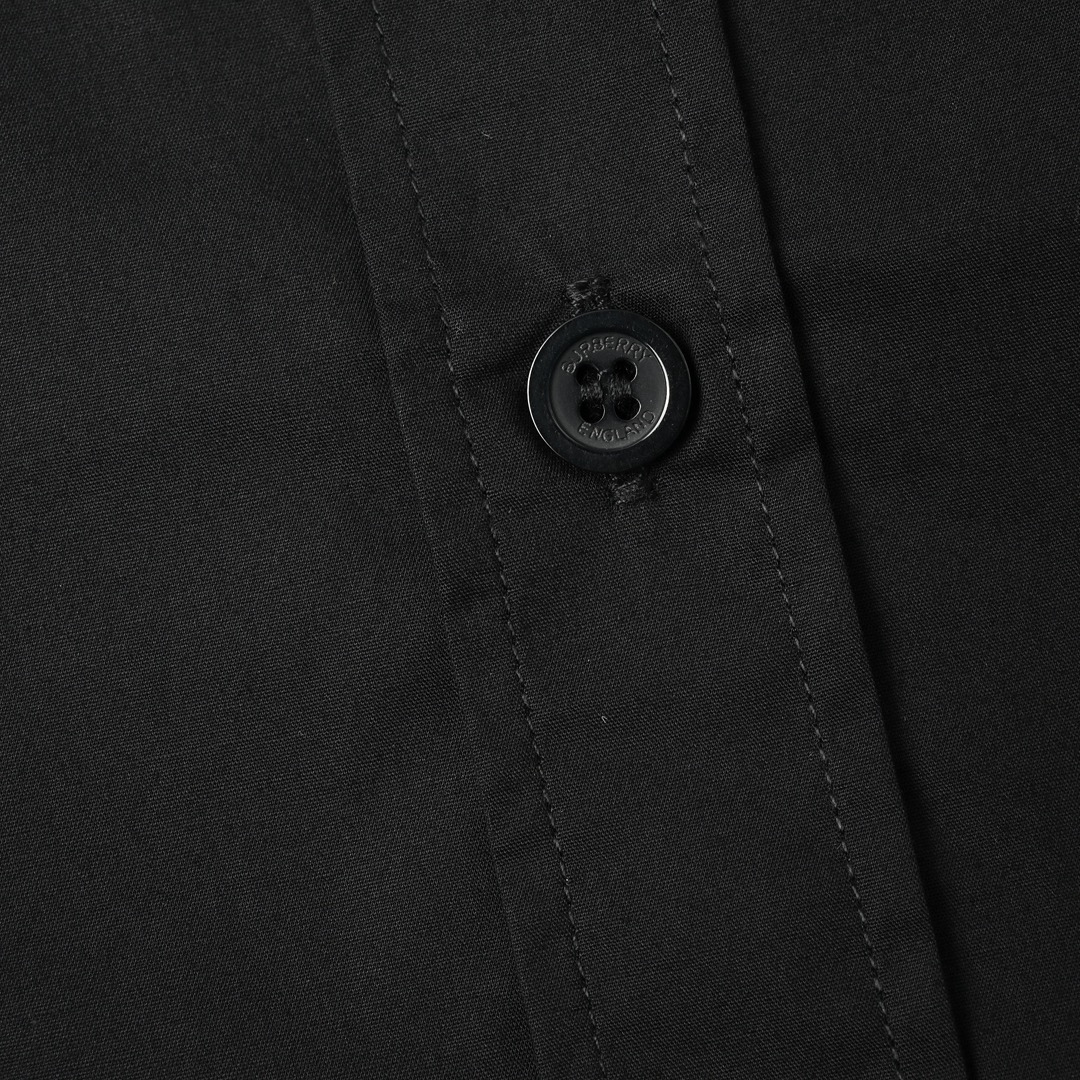 Burberry 胸前TB刺绣小标短袖衬衫 典型精准的英式版型剪裁-Chinese UA Cheap High Quatity Brand Clothes Bags handbags Sneakers wholesale wholesaler seller from China Factory suppliers Fashion Clothing Shoes best Quality Beautiful Price Burberry 胸前TB刺绣小标短袖衬衫 典型精准的英式版型剪裁