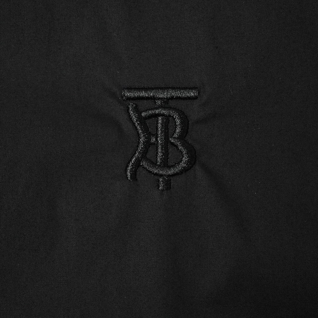 Burberry 胸前TB刺绣小标短袖衬衫 典型精准的英式版型剪裁-Chinese UA Cheap High Quatity Brand Clothes Bags handbags Sneakers wholesale wholesaler seller from China Factory suppliers Fashion Clothing Shoes best Quality Beautiful Price Burberry 胸前TB刺绣小标短袖衬衫 典型精准的英式版型剪裁