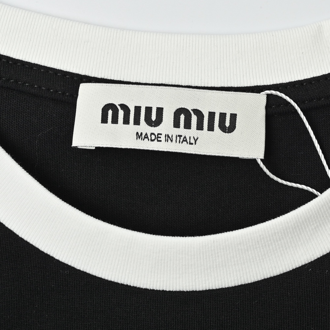 Miumiu 24SS 刺绣徽标拼色短袖-Chinese UA Cheap High Quatity Brand Clothes Bags handbags Sneakers wholesale wholesaler seller from China Factory suppliers Fashion Clothing Shoes best Quality Beautiful Price Miumiu 24SS 刺绣徽标拼色短袖