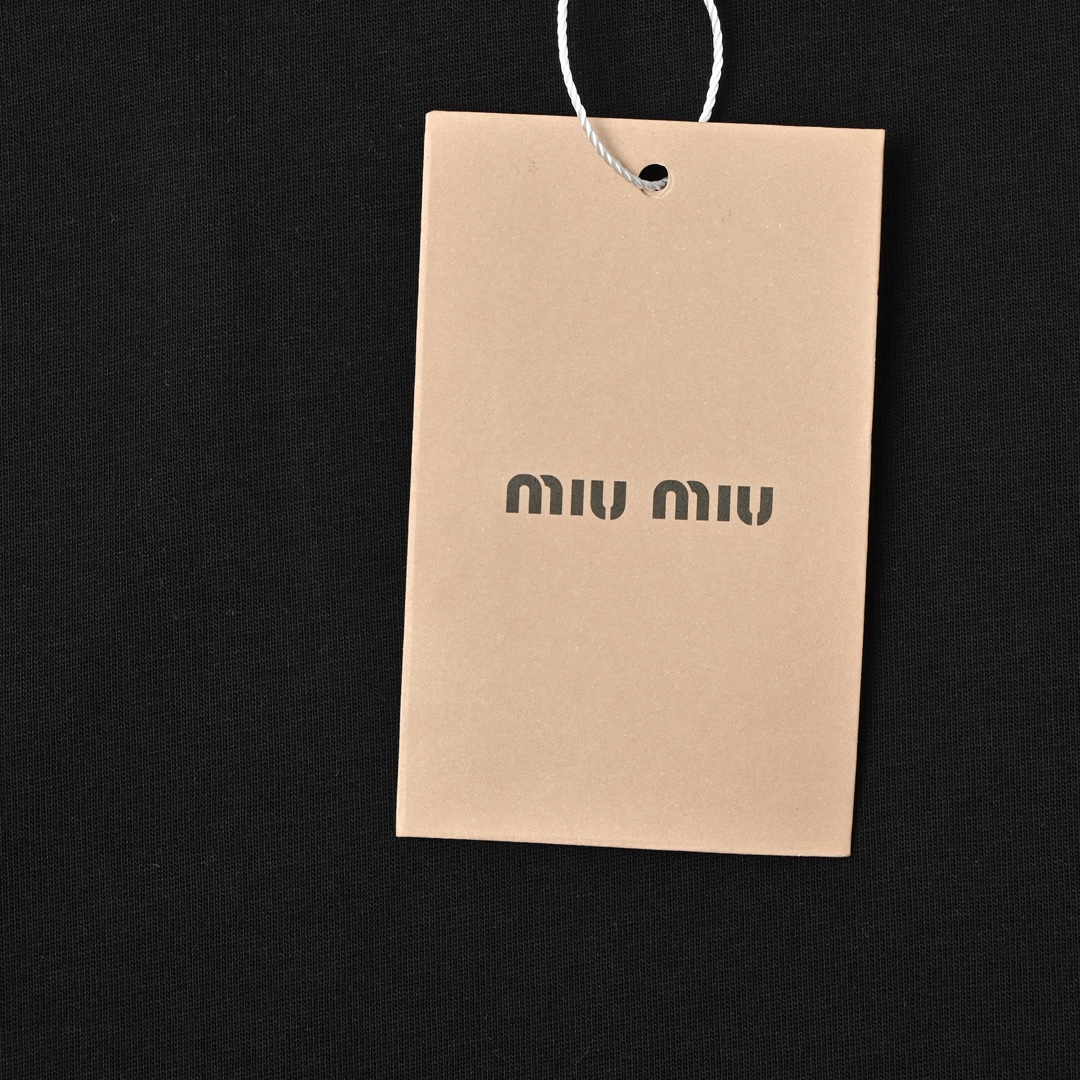 Miumiu 24SS 刺绣徽标拼色短袖-Chinese UA Cheap High Quatity Brand Clothes Bags handbags Sneakers wholesale wholesaler seller from China Factory suppliers Fashion Clothing Shoes best Quality Beautiful Price Miumiu 24SS 刺绣徽标拼色短袖