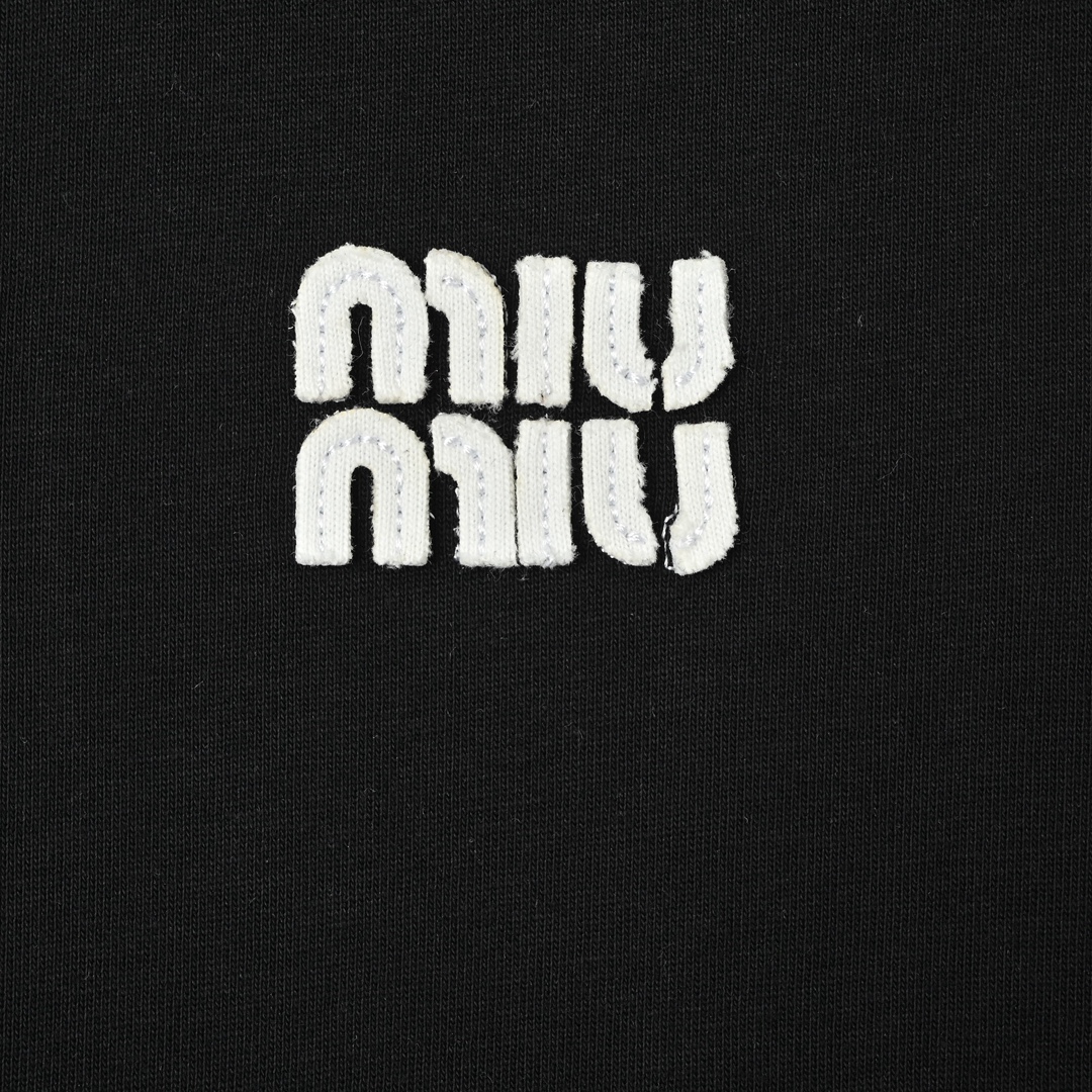 Miumiu 24SS 刺绣徽标拼色短袖-Chinese UA Cheap High Quatity Brand Clothes Bags handbags Sneakers wholesale wholesaler seller from China Factory suppliers Fashion Clothing Shoes best Quality Beautiful Price Miumiu 24SS 刺绣徽标拼色短袖