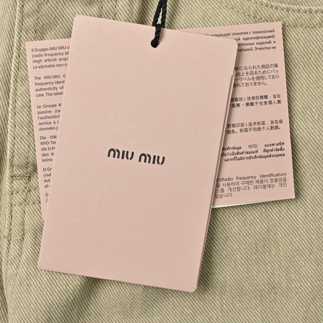 Miumiu 24SS 后袋徽标纯色直筒裤-Chinese UA Cheap High Quatity Brand Clothes Bags handbags Sneakers wholesale wholesaler seller from China Factory suppliers Fashion Clothing Shoes best Quality Beautiful Price Miumiu 24SS 后袋徽标纯色直筒裤