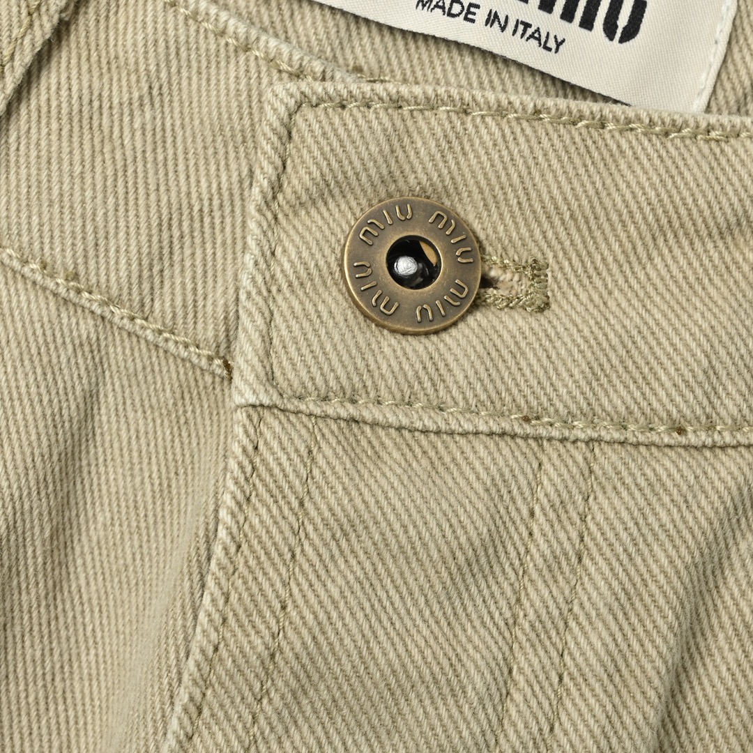 Miumiu 24SS 后袋徽标纯色直筒裤-Chinese UA Cheap High Quatity Brand Clothes Bags handbags Sneakers wholesale wholesaler seller from China Factory suppliers Fashion Clothing Shoes best Quality Beautiful Price Miumiu 24SS 后袋徽标纯色直筒裤