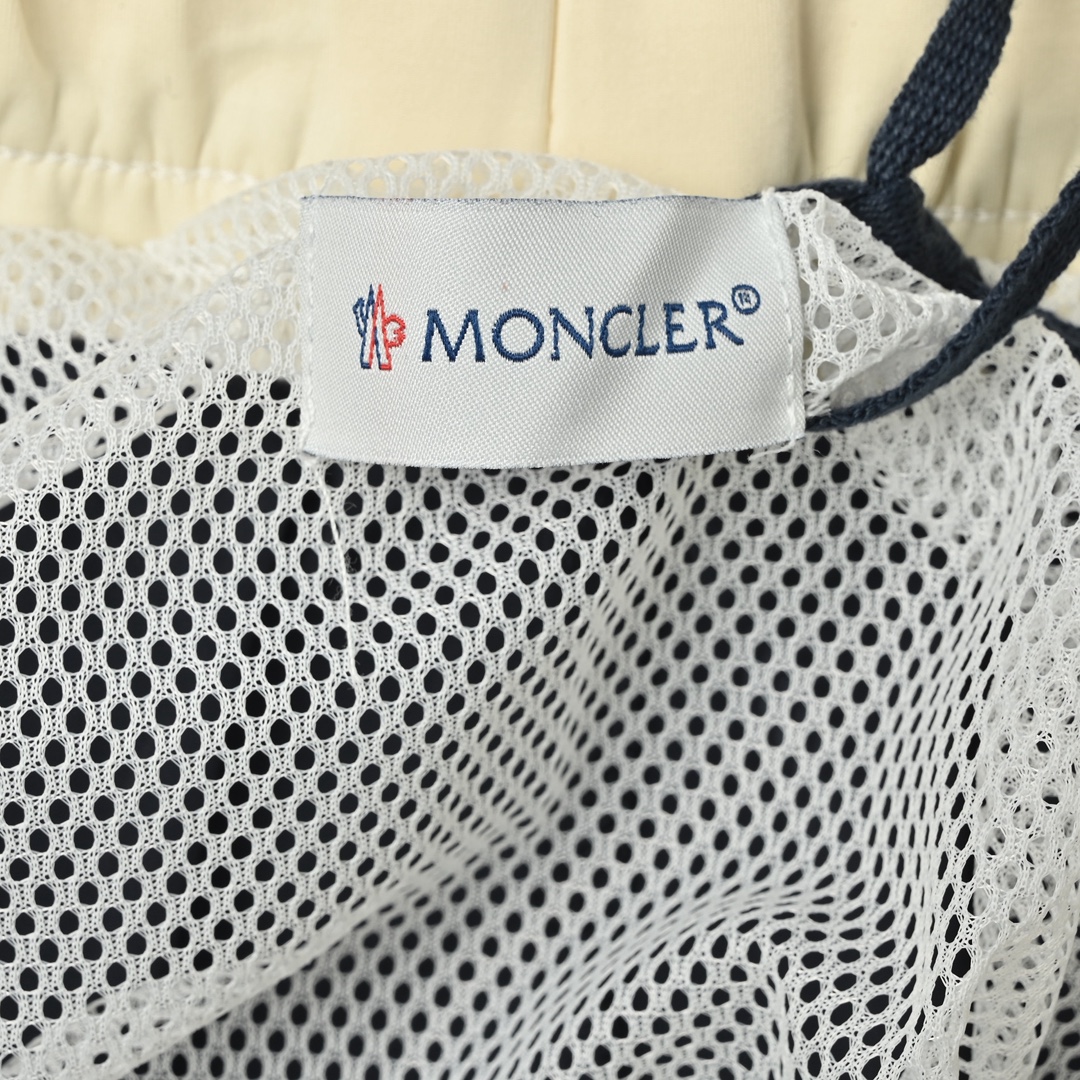 MONCLER 蒙口 小标拼接沙滩短裤