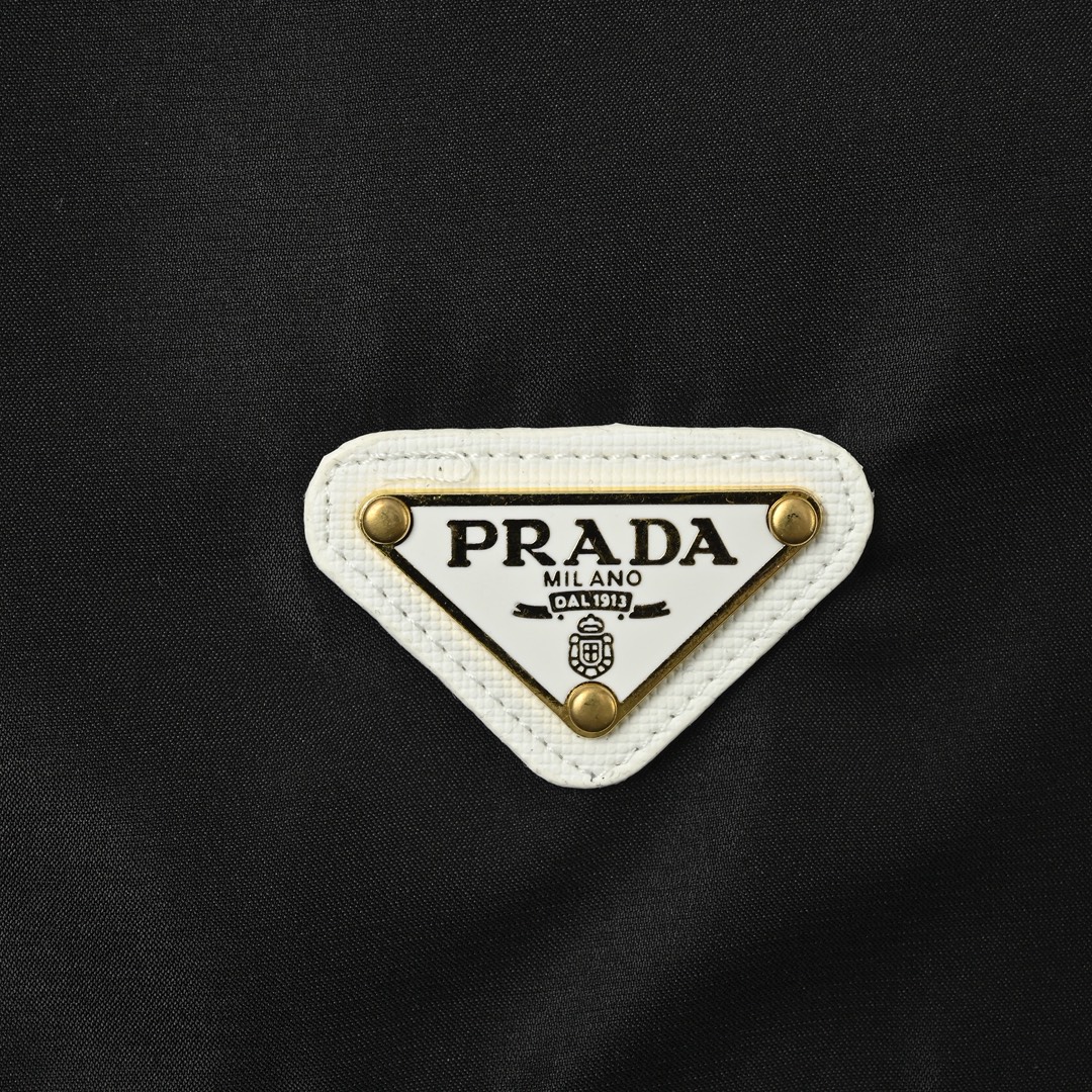 Prada 普拉达 经典红饰条三角标沙滩短裤