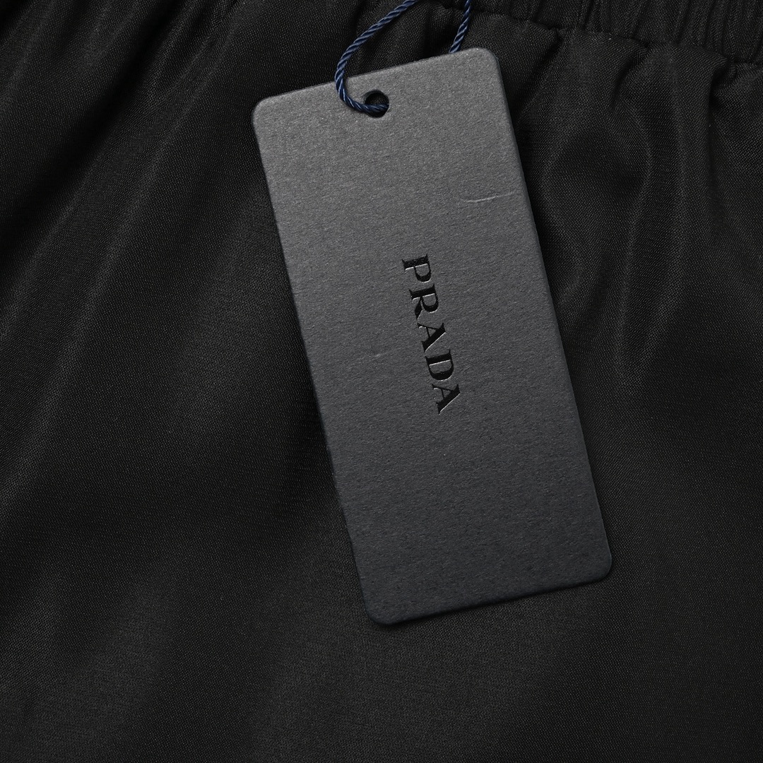 Prada 普拉达 经典红饰条三角标沙滩短裤