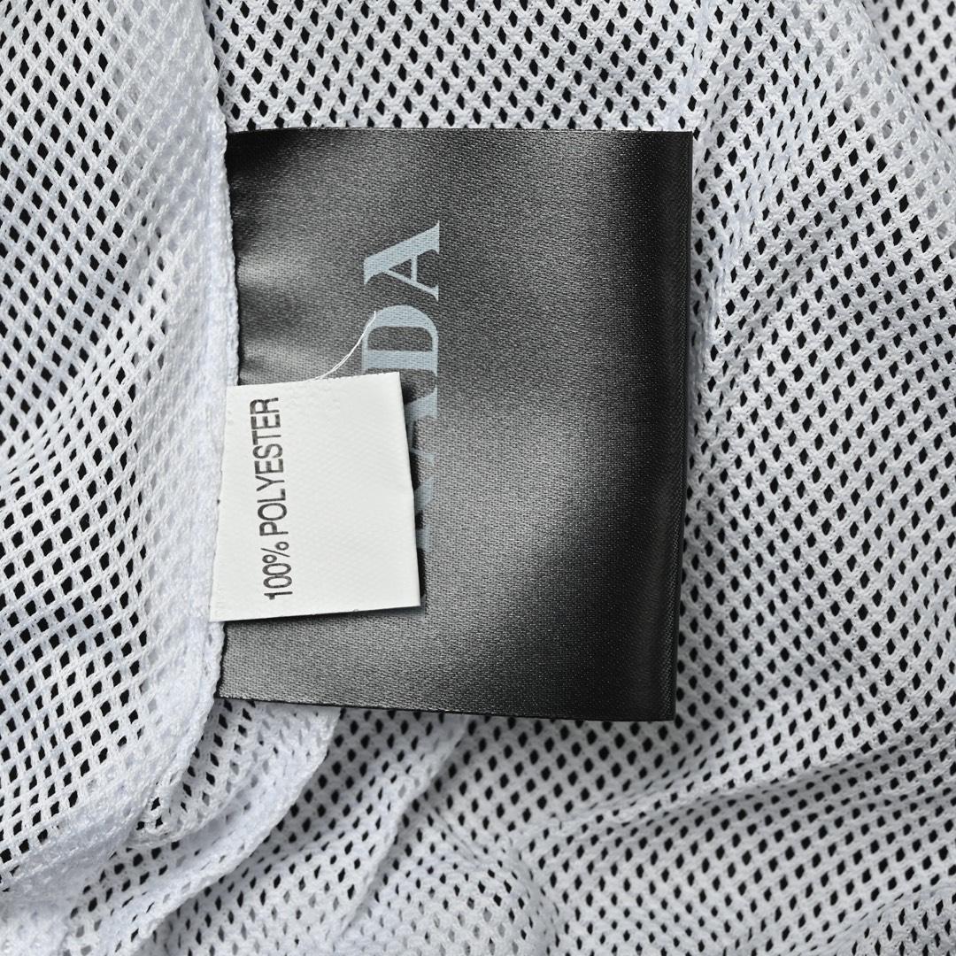 Prada 普拉达 经典红饰条三角标沙滩短裤