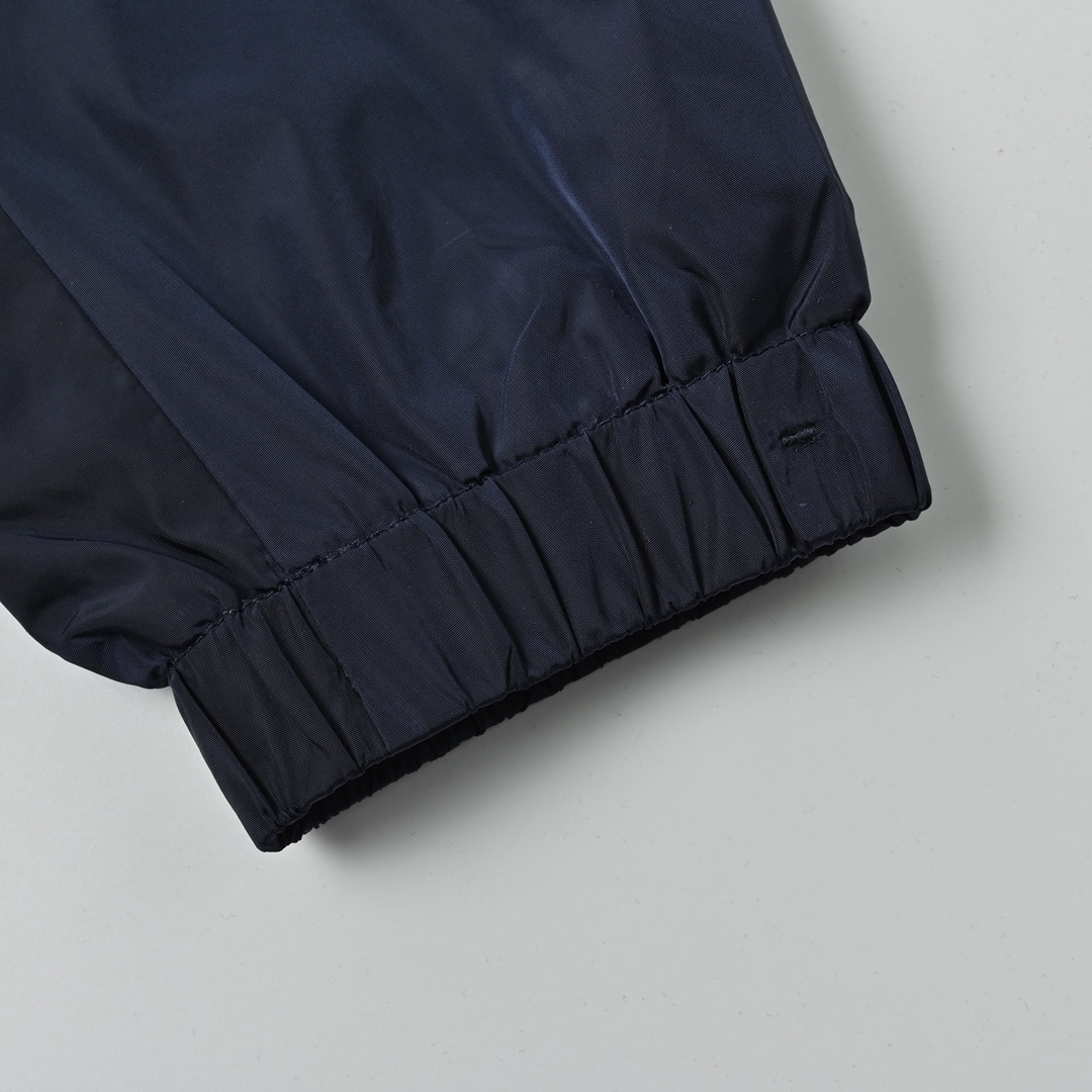 Prada/普拉达 25Fw 手臂三角标立领夹克