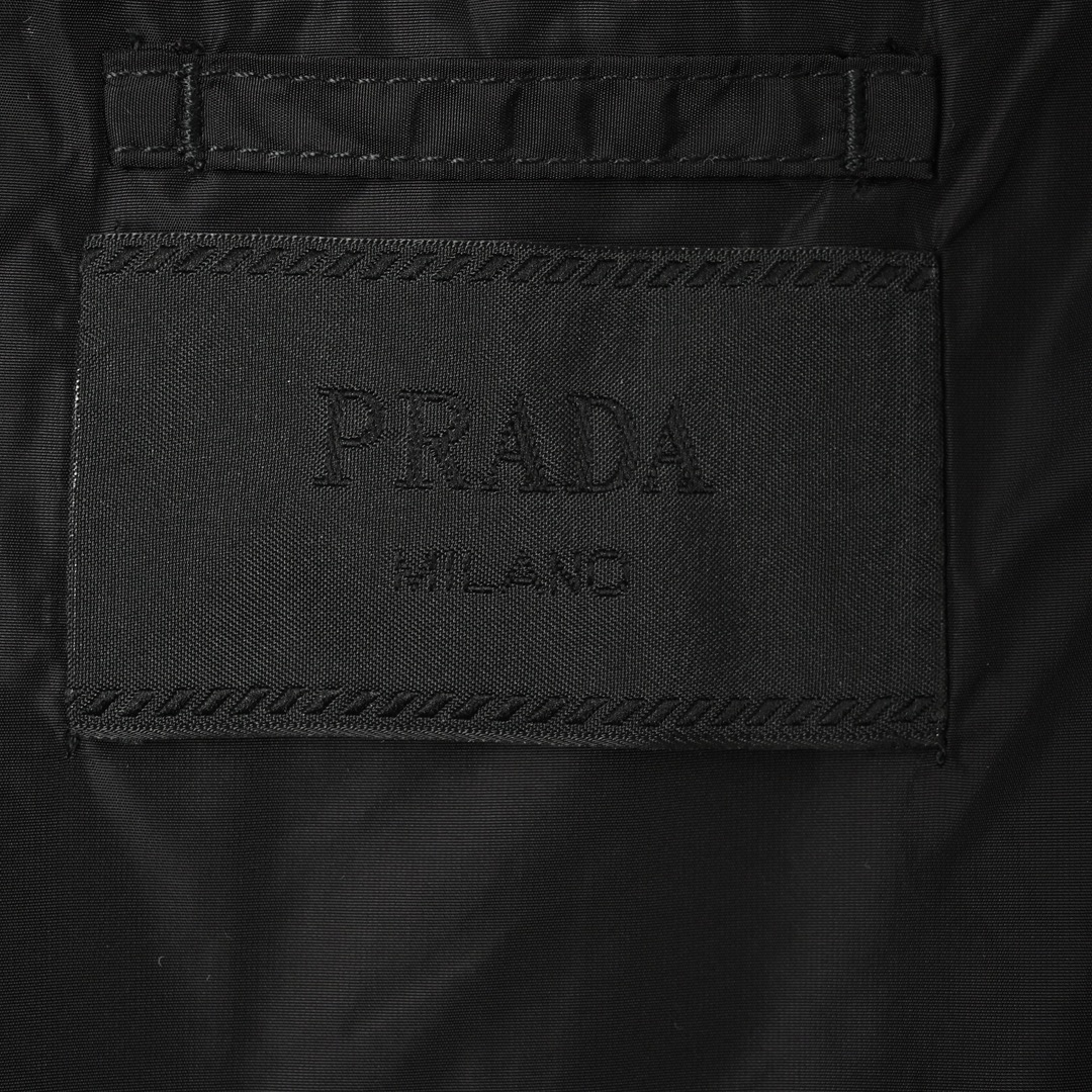 Prada/普拉达 25Fw 手臂三角标立领夹克