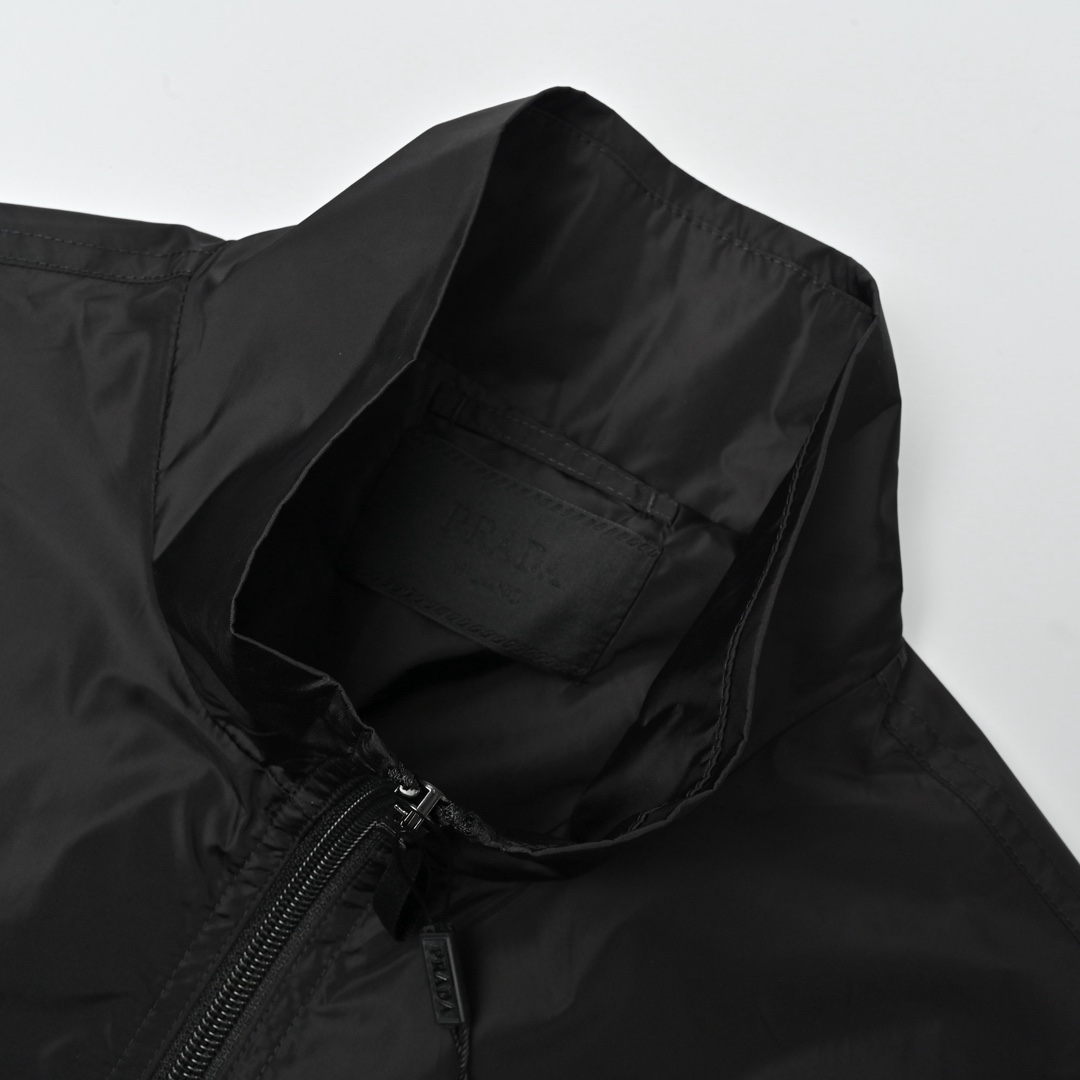 Prada/普拉达 25Fw 手臂三角标立领夹克