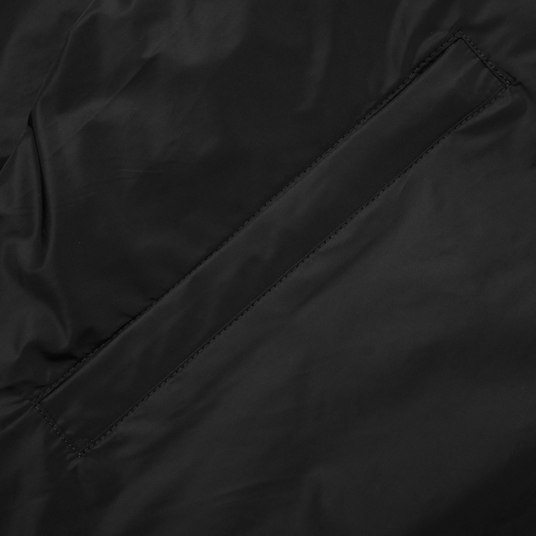 Prada/普拉达 25Fw 手臂三角标立领夹克