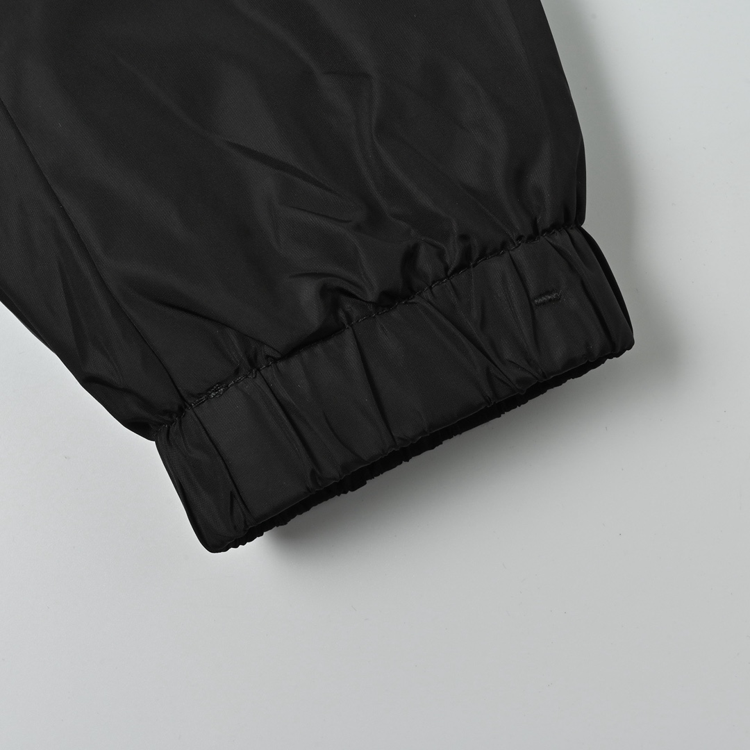 Prada/普拉达 25Fw 手臂三角标立领夹克