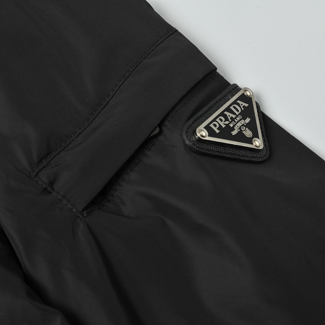 Prada/普拉达 25Fw 手臂三角标立领夹克