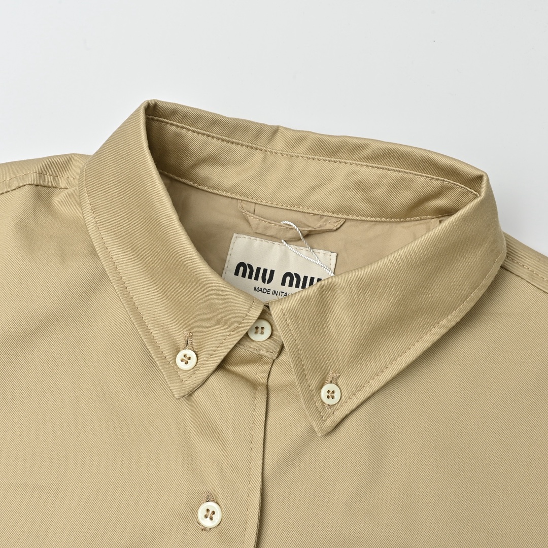 MiuMiu 卡其色刺绣夹克外套 定制定染双梭幻纹材质料以及棉韵天丝素纹里衬布-Chinese UA Cheap High Quatity Brand Clothes Bags handbags Sneakers wholesale wholesaler seller from China Factory suppliers Fashion Clothing Shoes best Quality Beautiful Price MiuMiu 卡其色刺绣夹克外套 定制定染双梭幻纹材质料以及棉韵天丝素纹里衬布