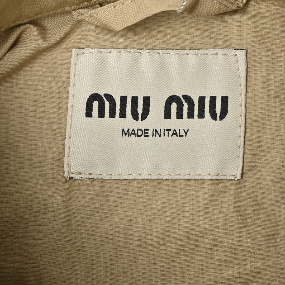 MiuMiu 卡其色刺绣夹克外套 定制定染双梭幻纹材质料以及棉韵天丝素纹里衬布-Chinese UA Cheap High Quatity Brand Clothes Bags handbags Sneakers wholesale wholesaler seller from China Factory suppliers Fashion Clothing Shoes best Quality Beautiful Price MiuMiu 卡其色刺绣夹克外套 定制定染双梭幻纹材质料以及棉韵天丝素纹里衬布