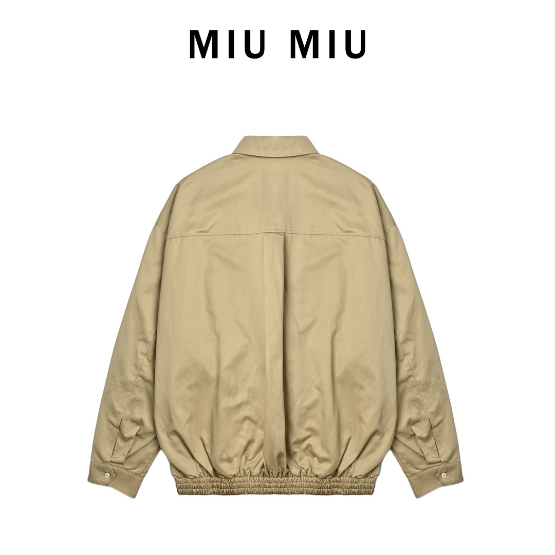 MiuMiu 卡其色刺绣夹克外套 定制定染双梭幻纹材质料以及棉韵天丝素纹里衬布-Chinese UA Cheap High Quatity Brand Clothes Bags handbags Sneakers wholesale wholesaler seller from China Factory suppliers Fashion Clothing Shoes best Quality Beautiful Price MiuMiu 卡其色刺绣夹克外套 定制定染双梭幻纹材质料以及棉韵天丝素纹里衬布