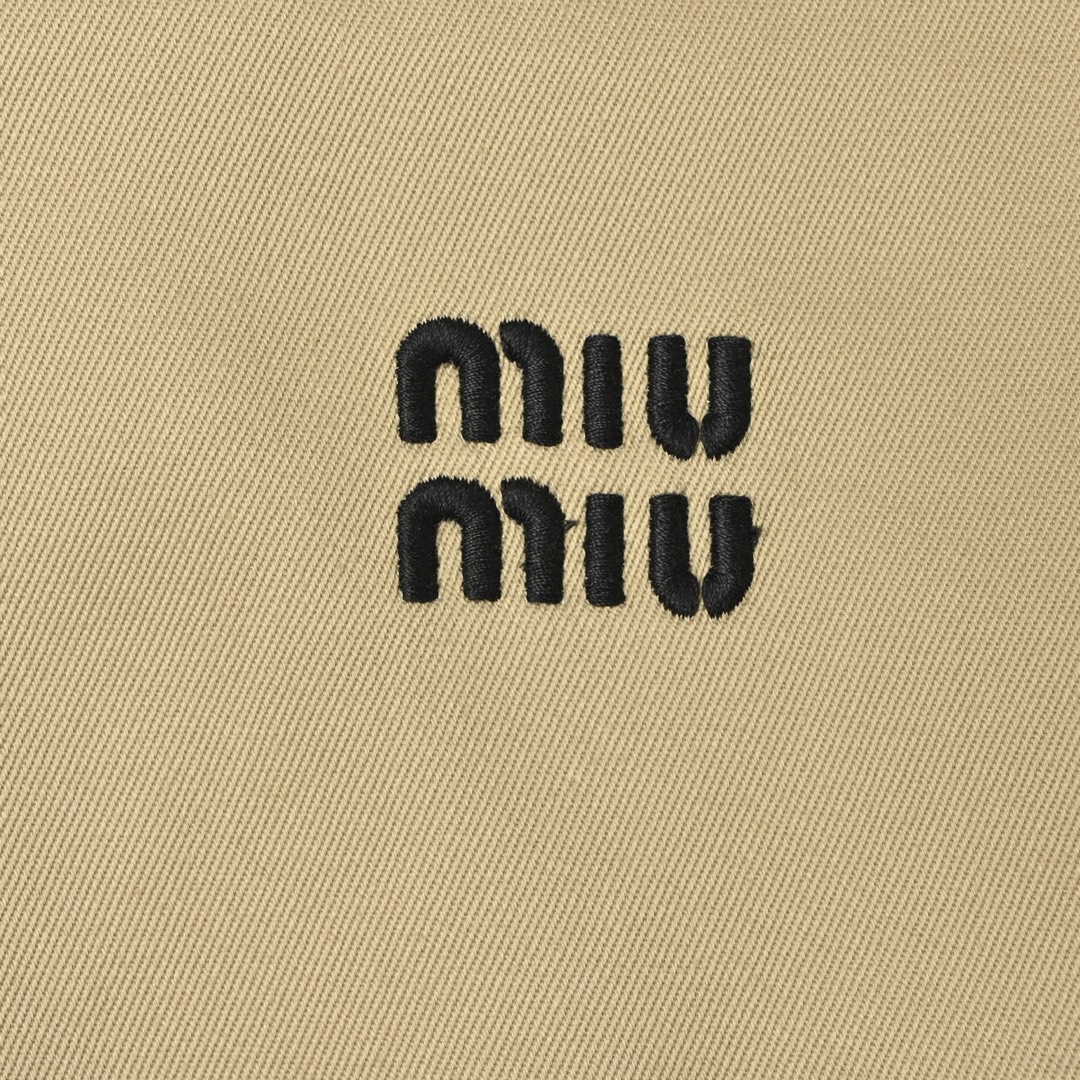 MiuMiu 卡其色刺绣夹克外套 定制定染双梭幻纹材质料以及棉韵天丝素纹里衬布-Chinese UA Cheap High Quatity Brand Clothes Bags handbags Sneakers wholesale wholesaler seller from China Factory suppliers Fashion Clothing Shoes best Quality Beautiful Price MiuMiu 卡其色刺绣夹克外套 定制定染双梭幻纹材质料以及棉韵天丝素纹里衬布
