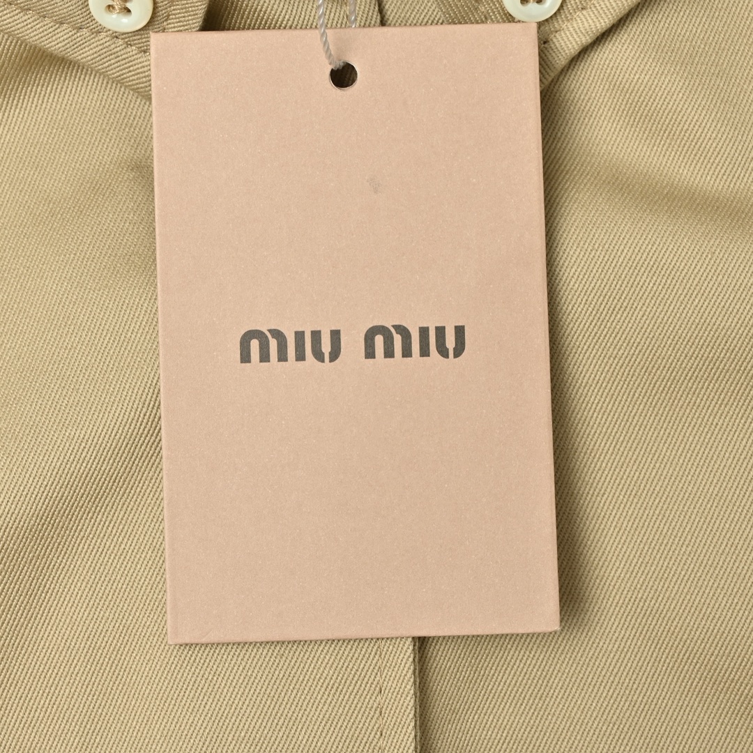 MiuMiu 卡其色刺绣夹克外套 定制定染双梭幻纹材质料以及棉韵天丝素纹里衬布-Chinese UA Cheap High Quatity Brand Clothes Bags handbags Sneakers wholesale wholesaler seller from China Factory suppliers Fashion Clothing Shoes best Quality Beautiful Price MiuMiu 卡其色刺绣夹克外套 定制定染双梭幻纹材质料以及棉韵天丝素纹里衬布