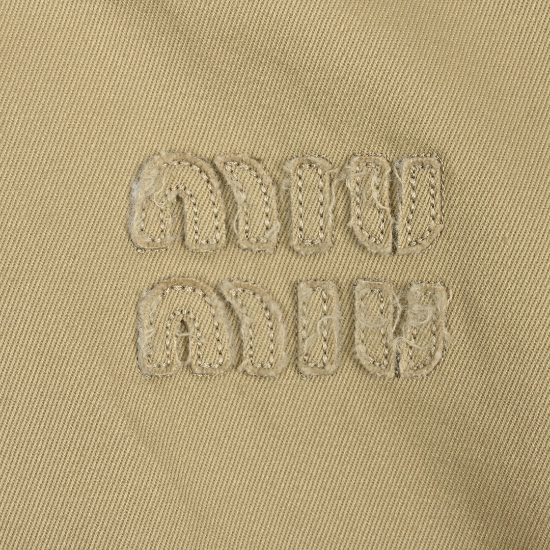 Miu Miu/缪缪 25Fw 贴布绣格纹假两件夹克外套 定织定染高支数斜纹纺织