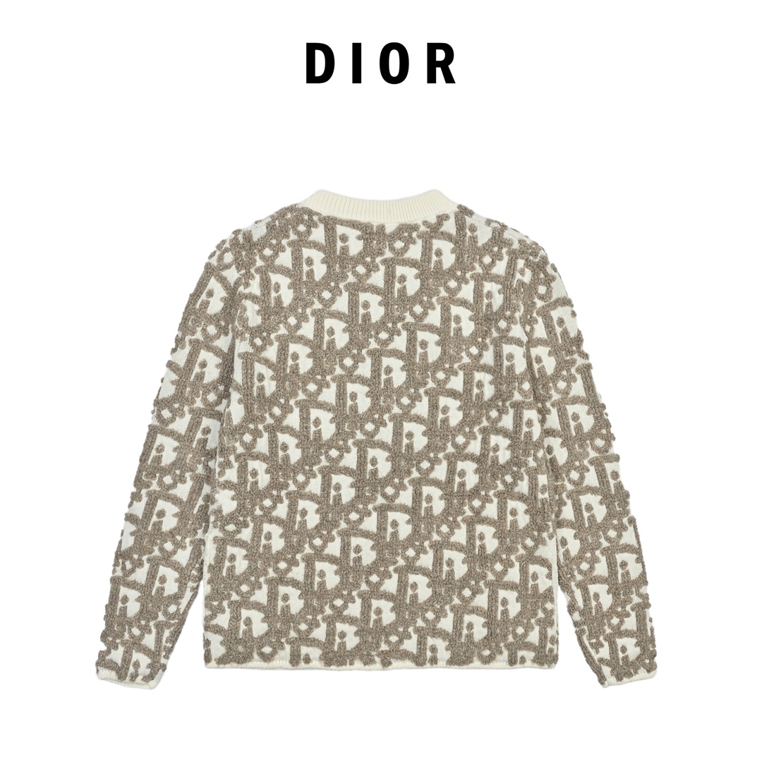 Dior 迪奥 25FW 毛巾绣拉链提花开衫 原20 000购入 采用白色绵羊毛混纺提花面料精心制作 通体饰以凸起的经典配色 Oblique 印花图案提升格调。衣袖采用拉链开合装饰 彰显时尚风格 而罗纹圆领则增添了对比鲜明的质感。整件衣服织法采用进口机器400分钟才能完成一件 爆洞率极高成本昂贵 染纱五次才完成毛纱颜色损耗高达15% 表面印花同原版一致立体需采用进口机才可完成。衣袖饰以拉链开合 开模定制五金拉链 侧边拉链采用人工手缝 高昂的成本造就。以时髦现代的视角重新演绎经典标识。 003 尺码s-xl-Chinese UA Cheap High Quatity Brand Clothes Bags handbags Sneakers wholesale wholesaler seller from China Factory suppliers Fashion Clothing Shoes best Quality Beautiful Price Dior 迪奥 25FW 毛巾绣拉链提花开衫 原20 000购入 采用白色绵羊毛混纺提花面料精心制作 通体饰以凸起的经典配色 Oblique 印花图案提升格调。衣袖采用拉链开合装饰 彰显时尚风格 而罗纹圆领则增添了对比鲜明的质感。整件衣服织法采用进口机器400分钟才能完成一件 爆洞率极高成本昂贵 染纱五次才完成毛纱颜色损耗高达15% 表面印花同原版一致立体需采用进口机才可完成。衣袖饰以拉链开合 开模定制五金拉链 侧边拉链采用人工手缝 高昂的成本造就。以时髦现代的视角重新演绎经典标识。 003 尺码s-xl