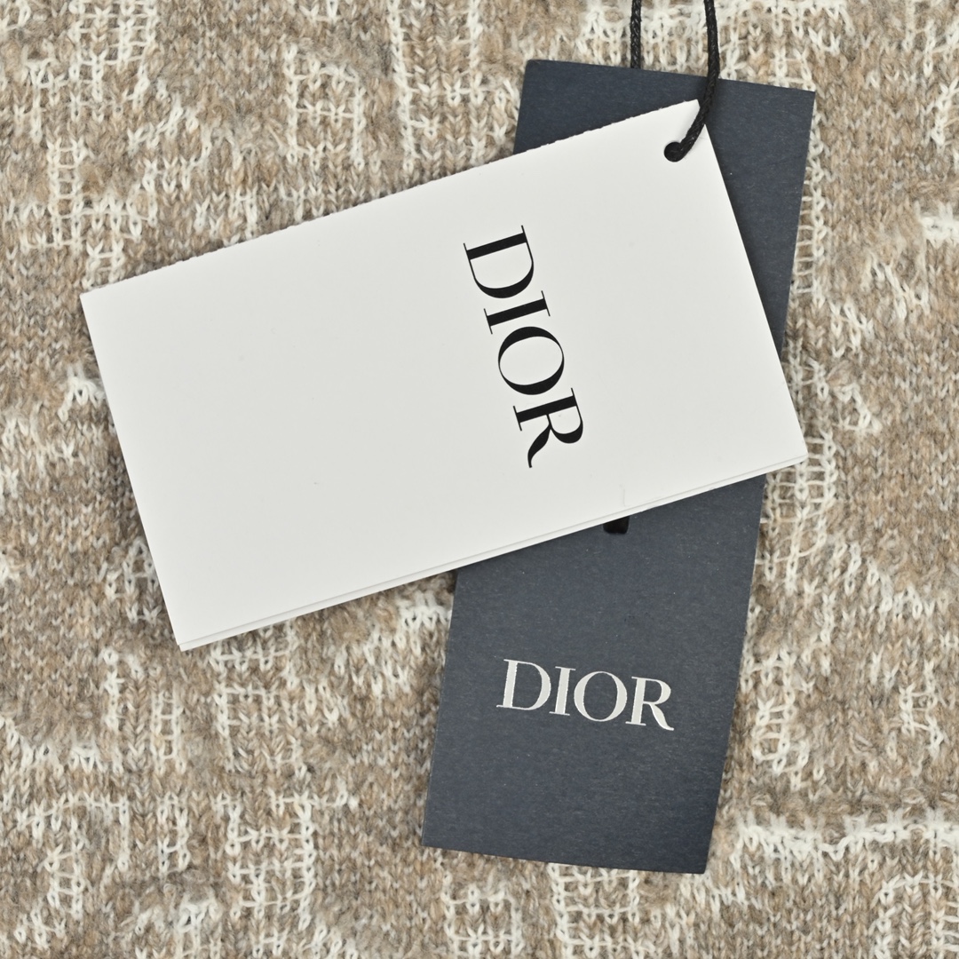 Dior 迪奥 25FW 毛巾绣拉链提花开衫 原20 000购入 采用白色绵羊毛混纺提花面料精心制作 通体饰以凸起的经典配色 Oblique 印花图案提升格调。衣袖采用拉链开合装饰 彰显时尚风格 而罗纹圆领则增添了对比鲜明的质感。整件衣服织法采用进口机器400分钟才能完成一件 爆洞率极高成本昂贵 染纱五次才完成毛纱颜色损耗高达15% 表面印花同原版一致立体需采用进口机才可完成。衣袖饰以拉链开合 开模定制五金拉链 侧边拉链采用人工手缝 高昂的成本造就。以时髦现代的视角重新演绎经典标识。 003 尺码s-xl-Chinese UA Cheap High Quatity Brand Clothes Bags handbags Sneakers wholesale wholesaler seller from China Factory suppliers Fashion Clothing Shoes best Quality Beautiful Price Dior 迪奥 25FW 毛巾绣拉链提花开衫 原20 000购入 采用白色绵羊毛混纺提花面料精心制作 通体饰以凸起的经典配色 Oblique 印花图案提升格调。衣袖采用拉链开合装饰 彰显时尚风格 而罗纹圆领则增添了对比鲜明的质感。整件衣服织法采用进口机器400分钟才能完成一件 爆洞率极高成本昂贵 染纱五次才完成毛纱颜色损耗高达15% 表面印花同原版一致立体需采用进口机才可完成。衣袖饰以拉链开合 开模定制五金拉链 侧边拉链采用人工手缝 高昂的成本造就。以时髦现代的视角重新演绎经典标识。 003 尺码s-xl